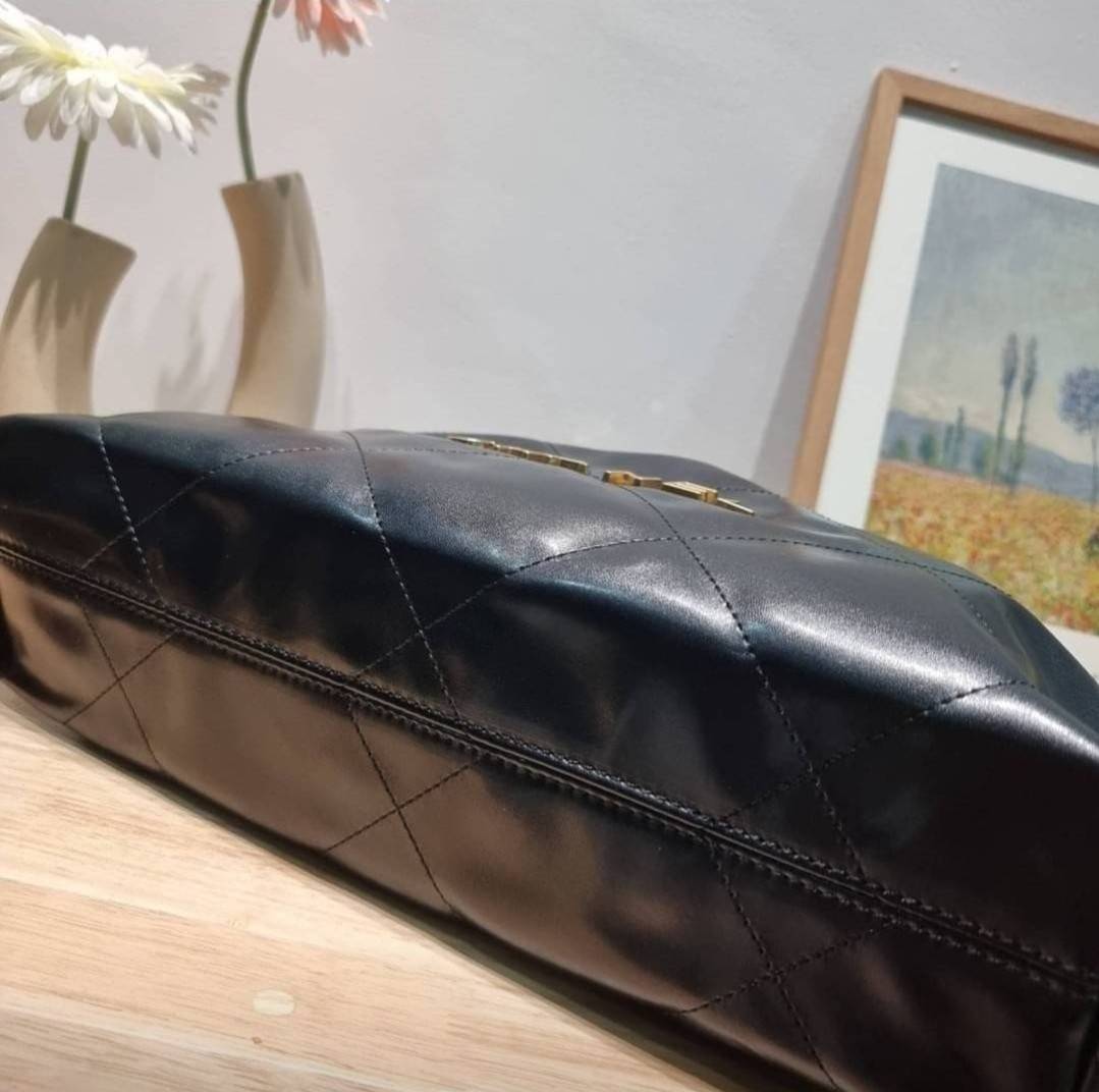 Chanel 22 bag เกินต้านที่สุดกับไอเท็มนี้ ที่สาวๆหรือใครๆก็ต้องมีแล้ว!! แค่เห็นก็หลงรัก กระเป๋าทรงสวย ดีเทลเรียบแต่มีความหรูแอบซ่อนอยู่ ด้วยดีไซน์สายสะพายโซ่สีทอง และโลโก้อันโดดเด่น ดีงามน่าหลงใหลมาก