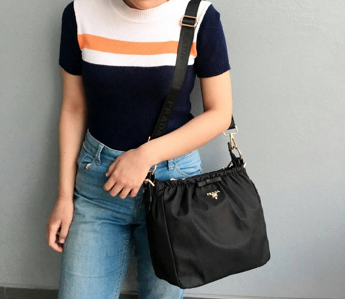 อีกหนึ่งรุ่นขายดีคะ! งานพรีเมี่ยมกิ้ฟ Prada nylon รุ่น Limited edition มาละค้า กระเป๋าทรงสวย จับจีบปากกระเป๋า ดีมาก วัสดุผ้าNyonกันน้ำ ตามแบบฉบับแบรนด์ เปิด/ปิดด้วยซิป ภายในเย็บติดป้ายหนังแบรนด์ มีช่องซิปเล็ก1 สามารถใส่ของจุกกจิกได้ สามารถใส่IPad mimiได้ 