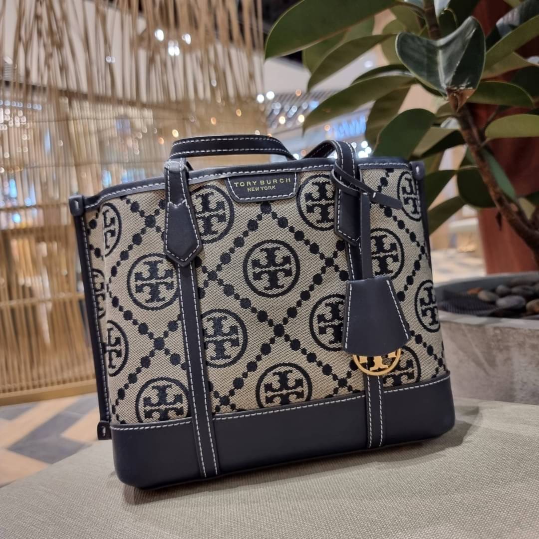 TORY BURCH PERRY MONOGRAM JACQUARD SMALL TRIPLE COMPARTMENT TOTE กระเป๋าโท้ท ไซส์เล็ก ลายโมโนแกรมสุดฮิต ปังไม่หยุดจริงๆ ขนาดกำลังสวย มาพร้อมหูจับในตัว และสายสะพายที่ปรับใช้ได้ไม่มีเบื่อ วัสดุผ้า jacquard ทักทอลาย ตัดขอบด้วยหนังแท้ ปากกระเป๋ามีกระดุมแม่เหล