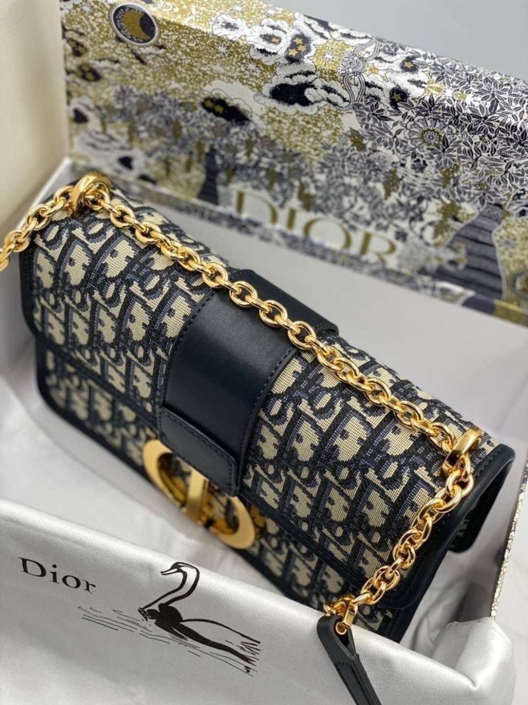 หนังแท้ CHRISTIAN DIOR 30 MONTAIGNE BAG Oblique Jacquard เอกลักษณ์ของความหรู น้ำหนักเบา ไอเท็มหายาก!! Best seller!! ยกให้น้องเลย!! ดีไซน์เรียบหรูในความเป็นเอกลักษณ์ ใช้งานง่าย สะดวก ได้ทุกโอกาส แนะนำเป็น everyday bag ติดตัวไว้เลยจ้าสาวๆ พร้อมส่งที่ไทย ภาพ