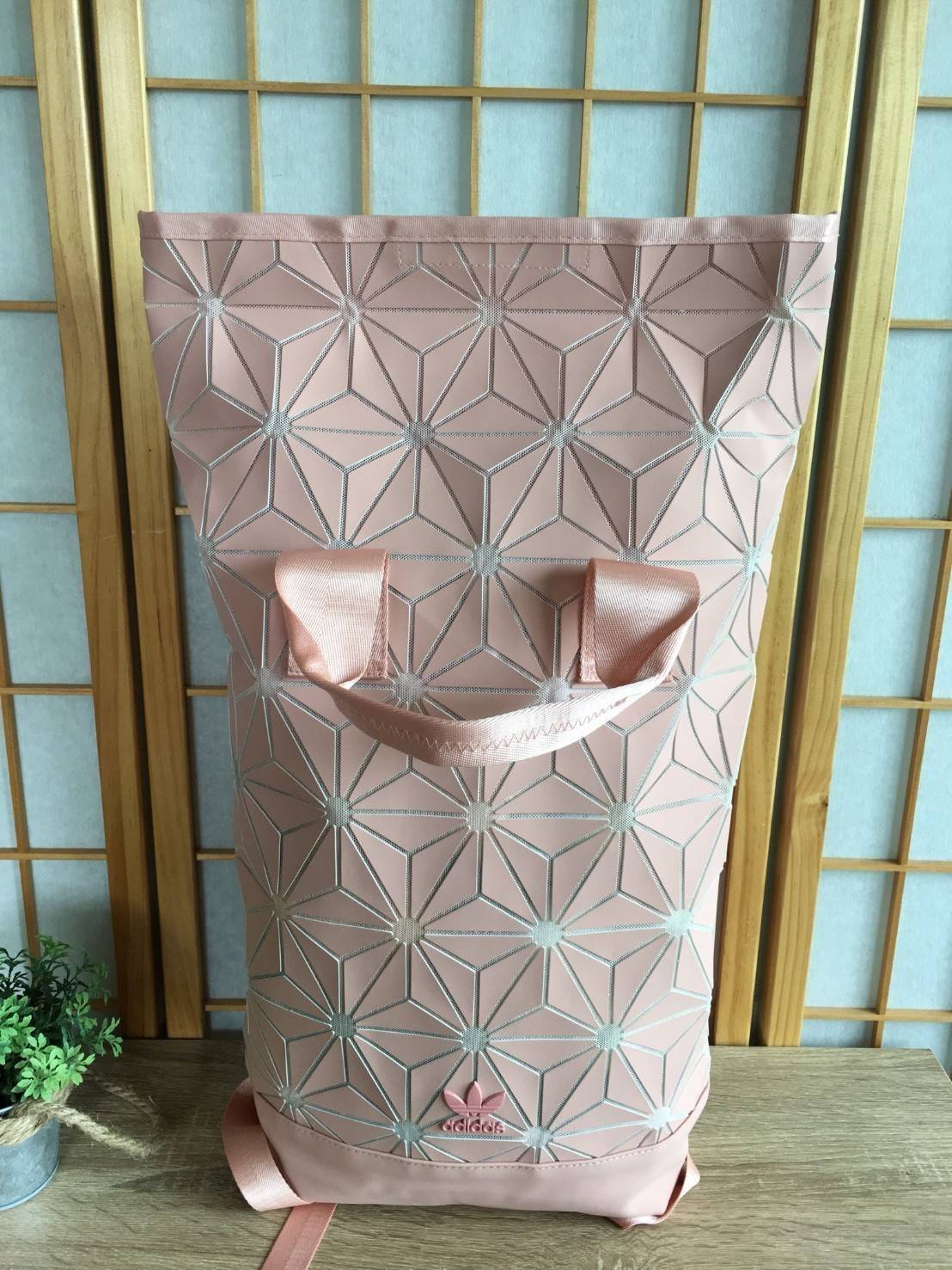 Adidas 3D Roll Top Backpack กระเป๋าเป้ Unisex ดีไซน์สุดฮิตสไตล์ ISSEY MIYAKE ใช้ได้ทั้งชายและหญิง เปิดปิดแบบ Roll Top ด้านหน้ามีโลโก้ ด้านหลังมี1ช่องซิป หัวซิปตีแบรนด์2ฝั่งตามคอลเลคชั่นY2018สวยดูดีใบใหญ่กำลังดีน้ำหนักเบา ภายในกว้างและจุ มีโลโก้ ช่องซิปช่อ