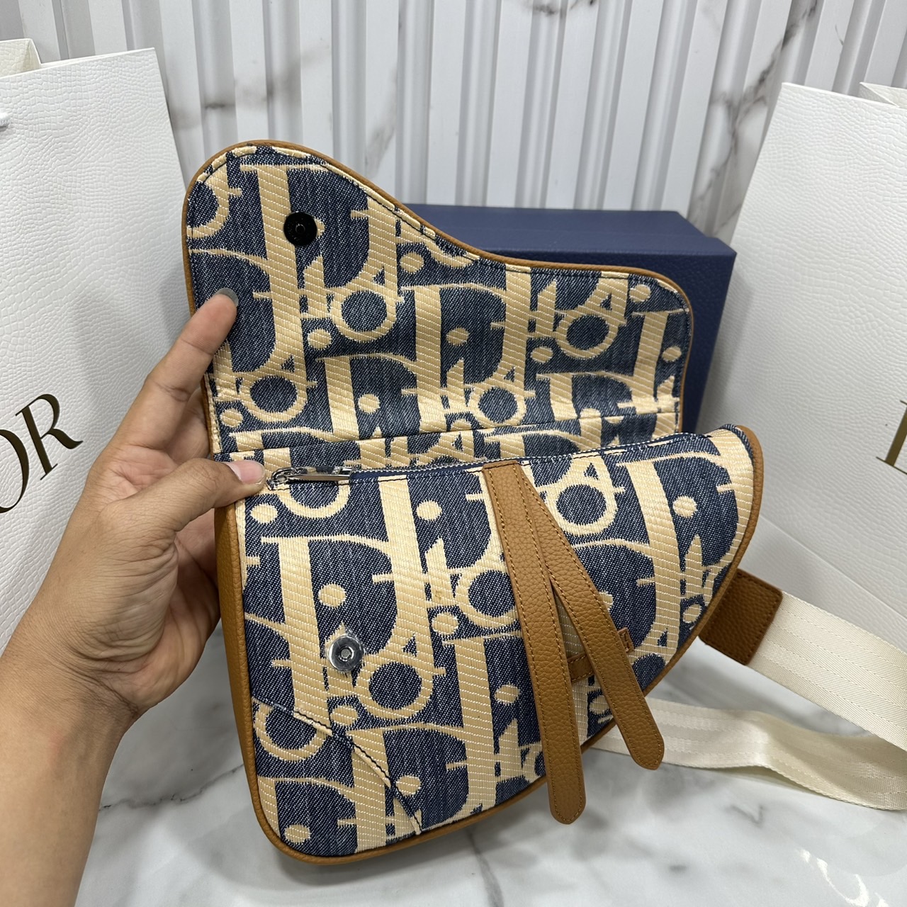 ORI หนังแท้ | DIOR Saddle Bag Blue and Beige Raffia-Effect Denim with Brown Grained Leather กระเป๋าสะพายคาดอก สัญลักษณ์สุดคลาสสิก ผ้าเดนิมลายแจ็คการ์ด Oblique พิมพ์ลายราฟเฟีย นำเสนอรูปแบบใหม่ให้กับไอคอนประจำแบรนด์