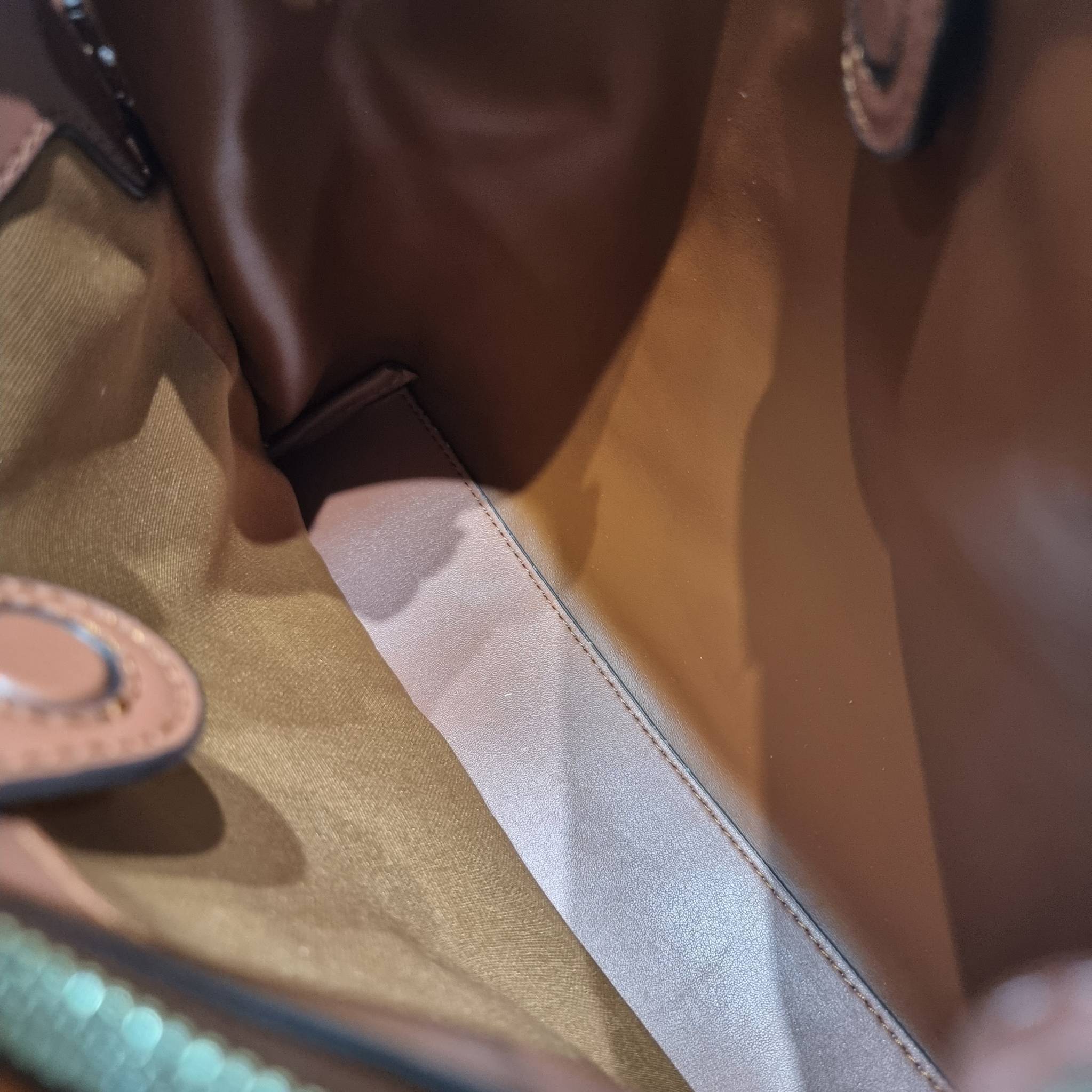 COACH CH190 HANNA SHOULDER BAG น้องใหม่ เรียบหรู ดูแพง กับกระเป๋าสะพายไหล่ทรงสวย โทนสีคลาสสิค ดีไซน์ตกแต่งสายคาดจับจีบข้างกระเป๋าเพิ่มดีเทล มาพร้อมหูจับถอดแยกได้