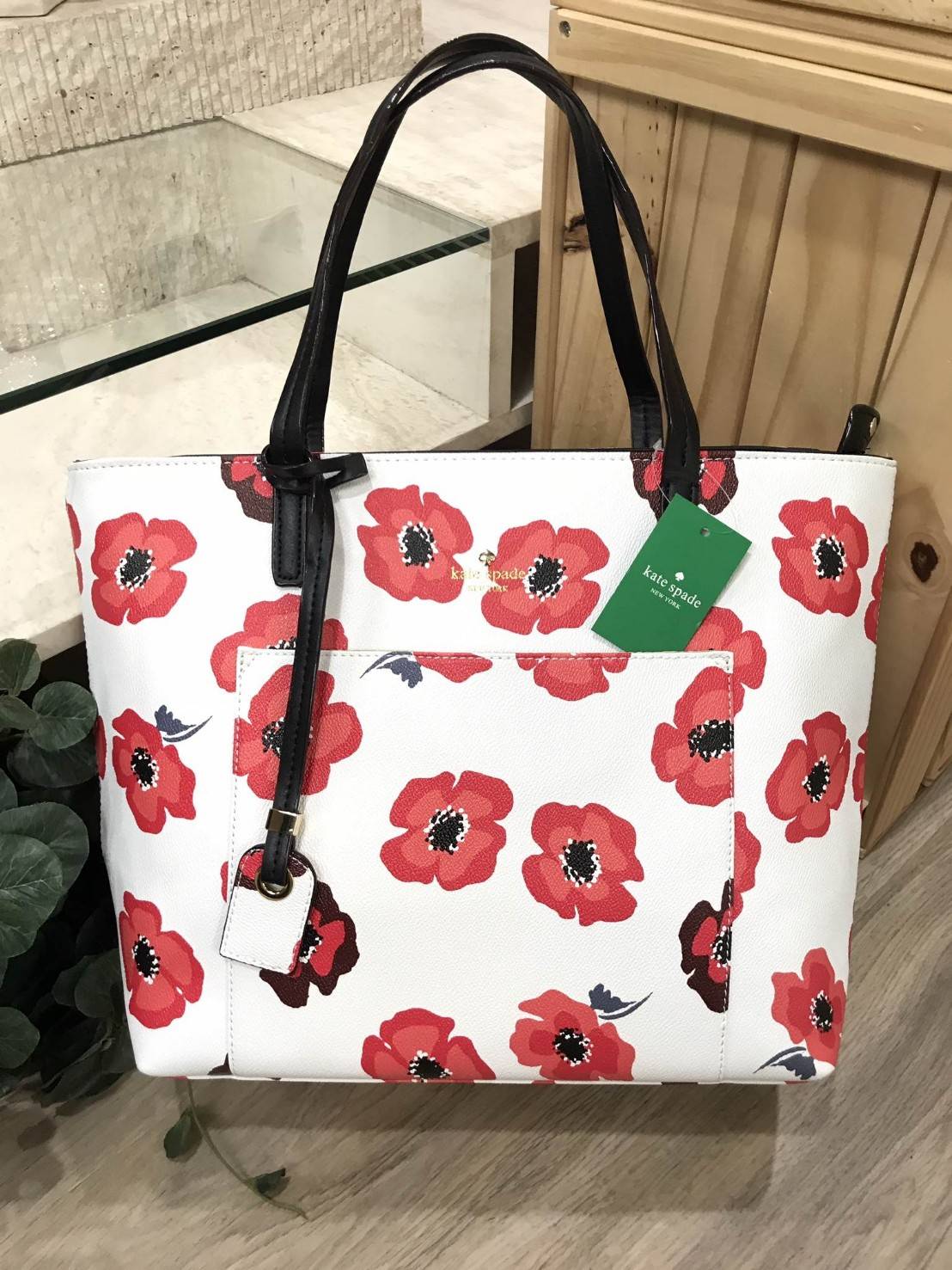KATE SPADE New York Hyde Lane Poppies Riley Rose Tote Bag กระเป๋าสะพายทรง Tote Bag หนังสวยอยู่ทรงคอลเลคชั่น ดอก Poppies ห้อย TAG ที่หูกระเป๋าด้านหน้าประดับโลโก้ มีช่อง หน้าใส่ของได้ ภายในมีช่องซิป และช่องใส่มือถือ กว้างและจุ ใส่ ipad, notebook, เอกสาร A4 
