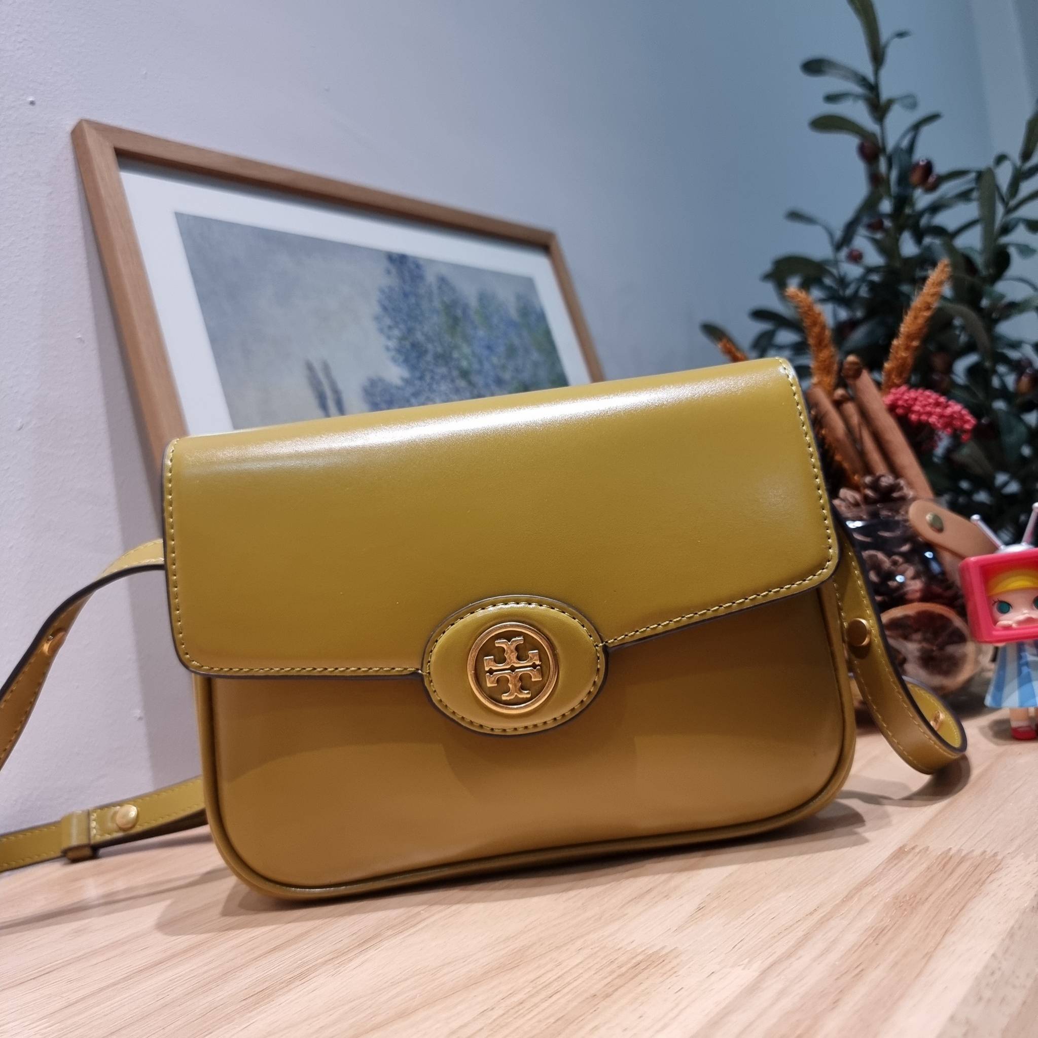 TORY BURCH ROBINSON SPAZZOLATO CONVERTIBLE SHOULDER BAG คอลเลคชั่นใหม่ สวยก่อนใคร ในราคาสุดคุ้ม! กับกระเป๋าสะพายไหล่ ดีไซน์สุดหรู หนังแก้วเงาสวยคม สีผู้ดี รูปทรงใช้งานได้ทุกลุค