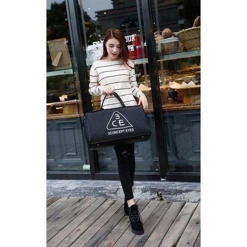 Don't Miss! กระเป๋าเดินทางแบรนด์ดัง 3CE ของแท้จากเกาหลีวัสดุ NYLON เนื้อหนาสีดำสกรีนโลโก้ 3CE ด้านหน้า หูหิ้วหนังแข็งแรงสะพายไหล่ได้ ใบใหญ่จุใจใส่เสื้อผ้า รองเท้าของใช้ได้เยอะ น้ำหนักเบา ดูแลรักษาทำความสะอาดง่าย เปิดปิดด้วยซิปสะดวกใช้ ภายในมีช่องเล็ก