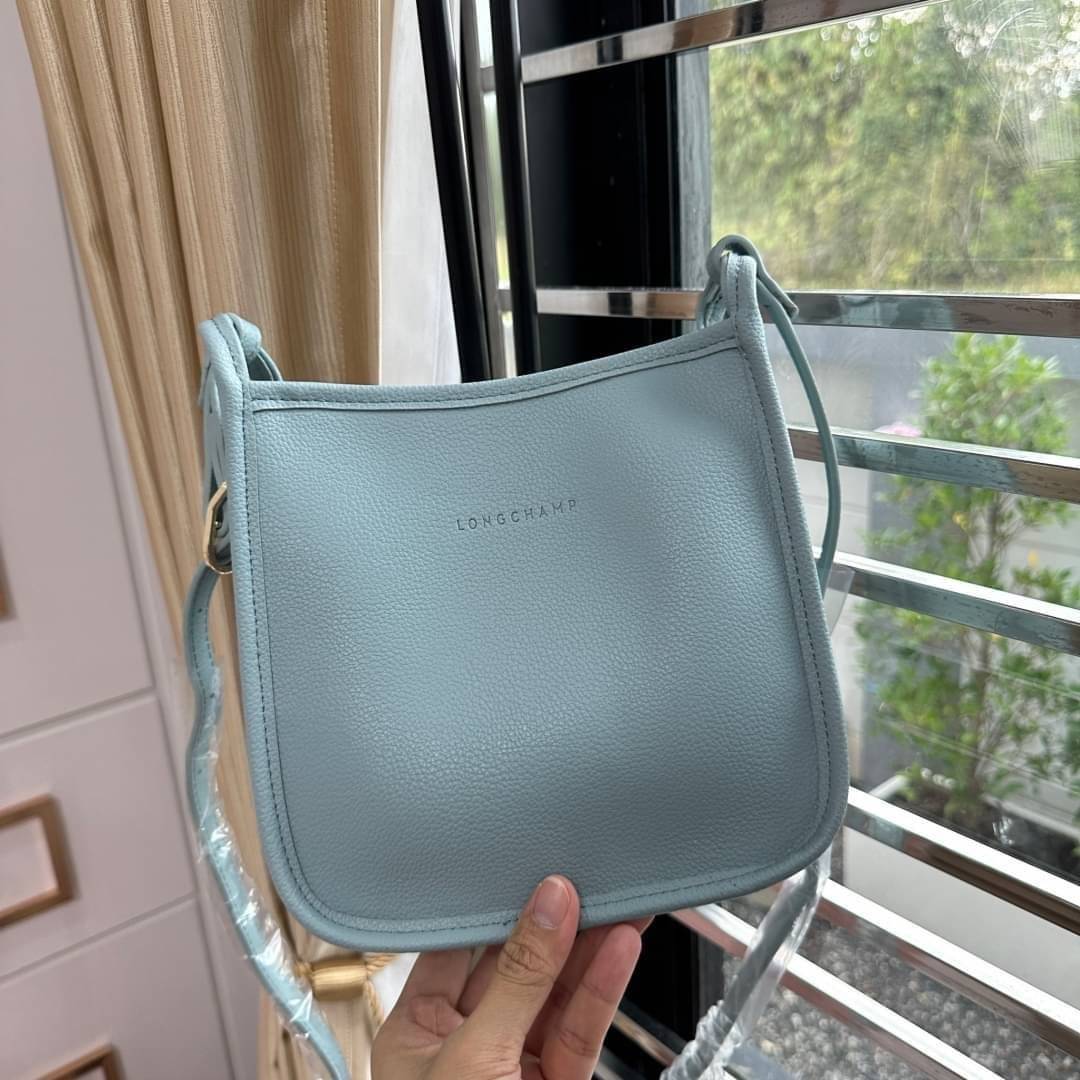 LONGCHAMP LE FOULONNÉ CROSSBODY BAG กระเป๋าสะพายที่เรียบง่ายและดูดี การออกแบบที่คล่องตัวของรุ่นนี้เหมาะอย่างยิ่งสำหรับผู้หญิงที่มีบุคลิกที่ต้องการกระเป๋าสไตล์แบบเรียบง่าย