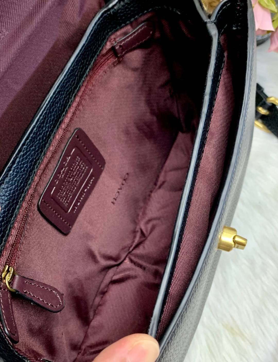 COACH CASSIE CROSSBODY BAG((68349//68348)) พร้อมส่งค่ะ! รุ่นฮิต กระเป๋าหิ้วได้//สะพายข้างหรือครอสบอดี้ร์ได้ หนังแท้นิ่มสวย เปิดปิดกระเป๋าแบบหมุนล็อค ภายในกระเป๋ามี3ช่องให้ใส่ของ แต่ล่ะช่องกว้าง สามารถใส่กระเป๋าเงินใบยาวได้;ของอื่นๆได้จุทีเดียวค่ะ ;มีช่องซ