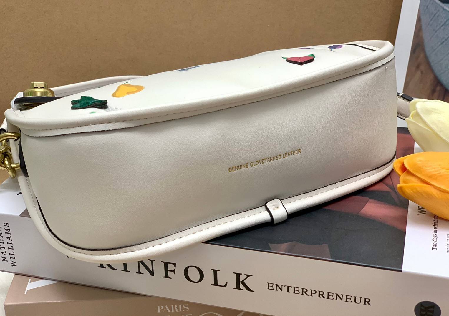 imited edition🌸 COACH C2766 SWINGER WITH GARDEN EMBROIDERY พร้อมส่งที่ไทย สวยก่อนใครชั่วโมงนี้ค่ะ💐 กระเป๋าหิ้ว//สะพายข้างได้ หนังแท้ หนังนิ่ม นุ่มมือดีมากๆค่ะ 🌸จุดเด่นด้านหน้าเป็นงานปักเน้นๆ3D สวยสะดุดตามากทีเดียวค่ะ เปิดปิดกระเป็า