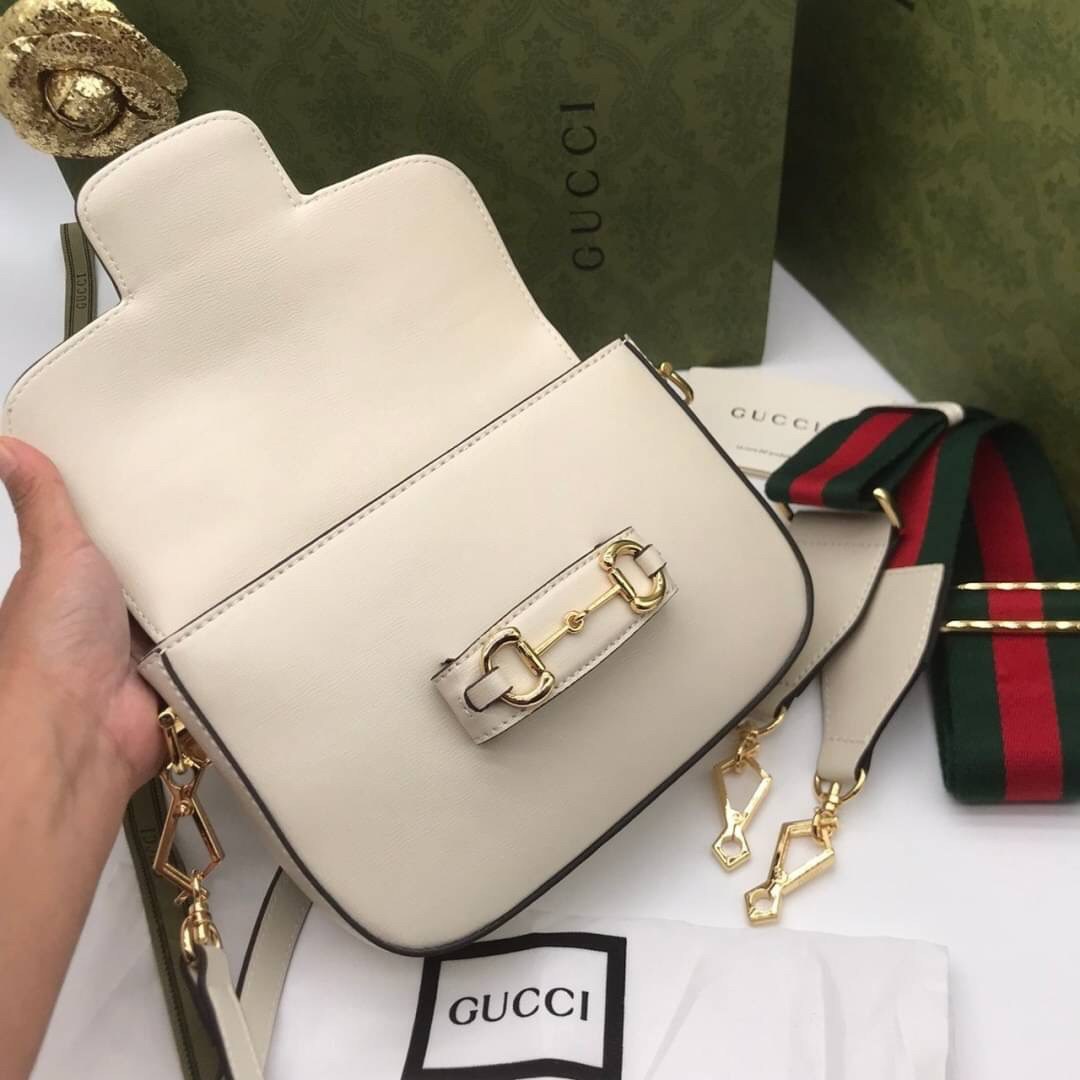 VIP GIFT 】หนังแท้ GUCCI Gucci Horsebit 1955 mini bag ที่สุดของรุ่นที่ฮอตหนักมาก คอลเลคชั่นที่ยอดขายดีตั้งแต่วันแรกที่ลง shop ด้วยรูปทรงที่กะทัดรัด ตอบโจทย์ได้ทุกลุค ทุกไลฟ์สไตล์ ใช้งานได้ง่ายคล่องตัว เรียกได้ว่าใครไม่มีได้ยังไง สวยขนาดนี้!!
