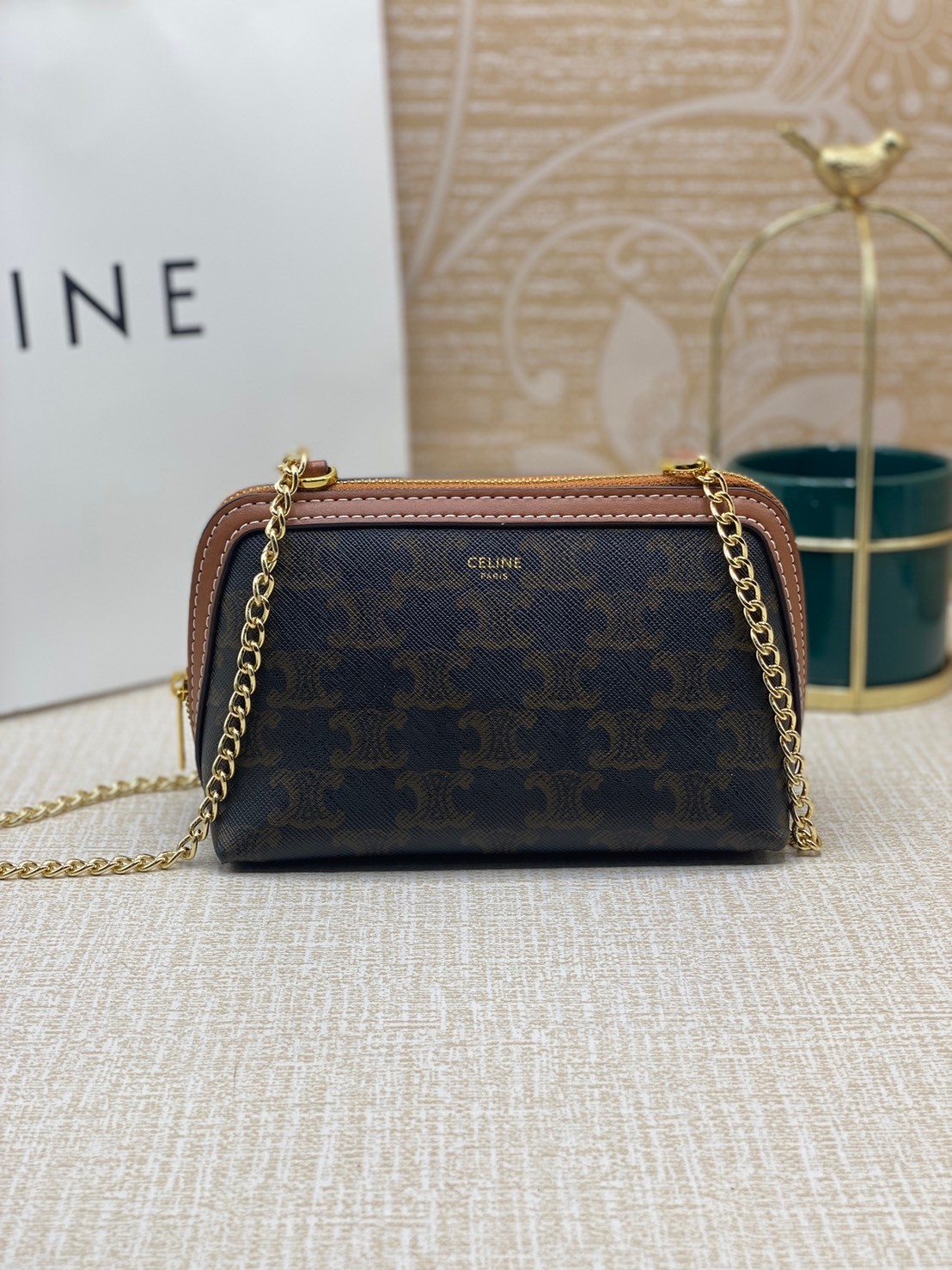 CELINE POUCH 16cm / CELINE TRIOMPHE Triumphal Arch Canvas / CELINE CLUTCH WITH CHAIN กระเป๋าคลัทช์ดีไซน์เรียบหรูออกแบบมาได้อย่างลงตัว พร้อมสายสะพายโซ่ทองสุดหรู ด้วยรูปทรงที่สวยงามและทันสมัย