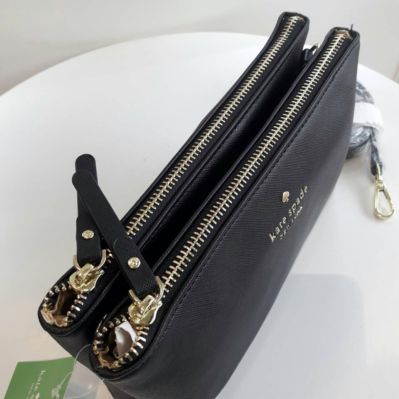 Kate Spade 2 zips crossbody bagกระเป๋าสะพายครอสบอดี้ **ทรงน่ารัก เปิดปิดกระเป๋าด้วยซิป2ช่อง ด้านในมีช่องซิป อีกด้านมีช่องใส่ของ หนังนื่ม นุ่มมือ สายสะพายเลื่อนปรับระดับได้ สามารถใส่กปต.ยาว ได้พอดีน้าา บอกเลยว่า เริ่ดมากจริงๆ คุ้มค่าราคาที่สุดค้าาา