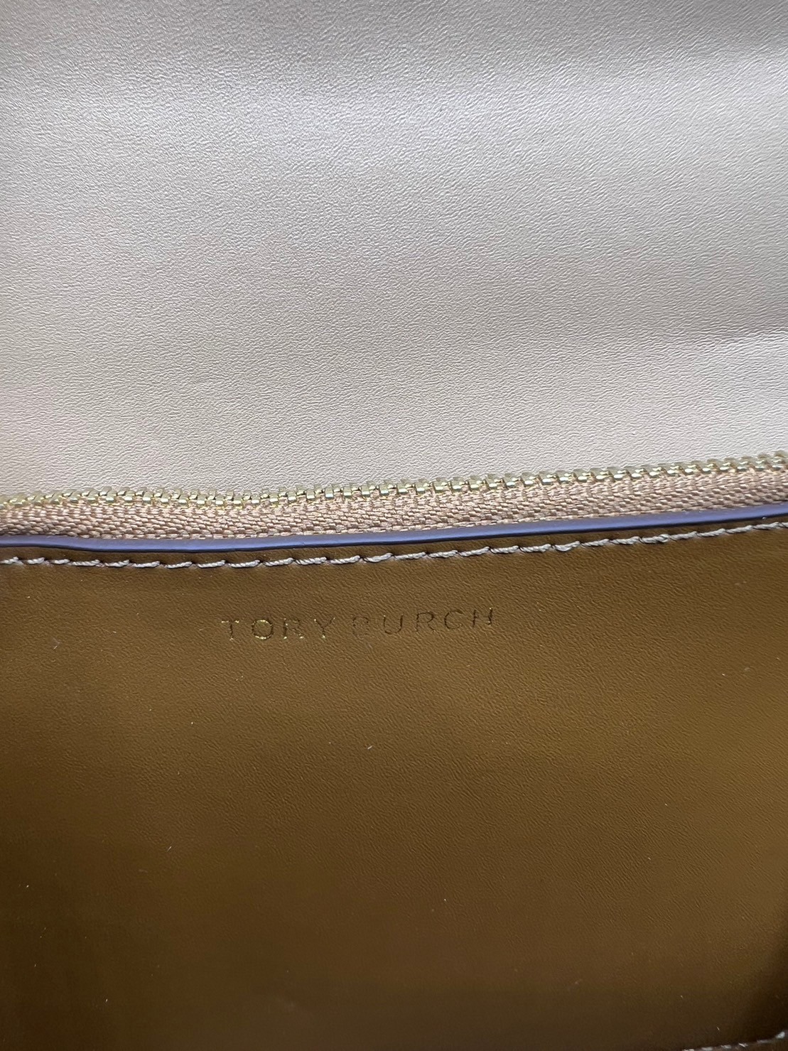6 สี Tory Burch Croc Eleanor Small Bag / TORY BURCH ELEANOR CROC EMBOSSED LEATHER กระเป๋าสะพายหนังพิมพ์ลายจระเข้ ดีไซน์หรูหรา โด่นเด่นด้วยโลโก้แบรนด์อะไหล่ด้านหน้า และสายสะพายโลหะสีทอง