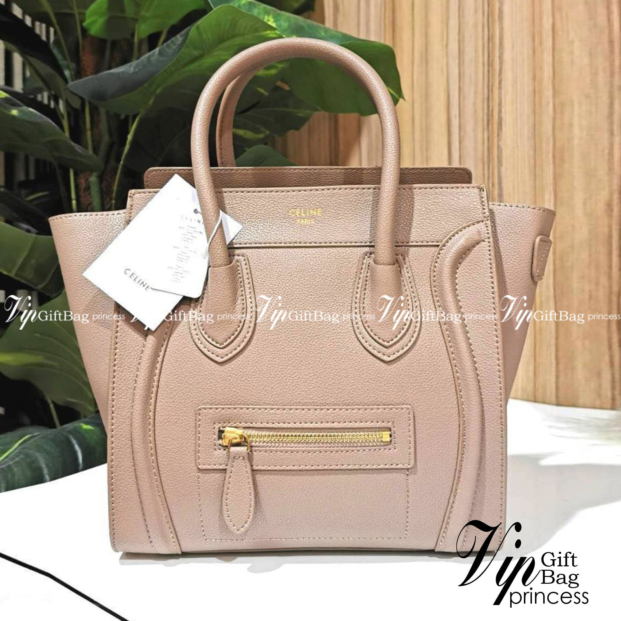 VIP 🥂 Celine Nano Luggage Desert Rose / CELINE HANDLE BAG GIFT วัสดุหนังแท้ Calf Skin มาในดีไซน์สุดหรูยอดนิยมหนังนิ่มหอมขึ้นเทคเจอร์สวยอยู่ทรง เปิดปิดด้วยซิปสะดวกใช้ ด้านหน้ามีโลโก้แบรนด์ ภายในโล่งกว้างและจุ มีช่องซิปและช่องPocketใส่มือถือของใช้ได