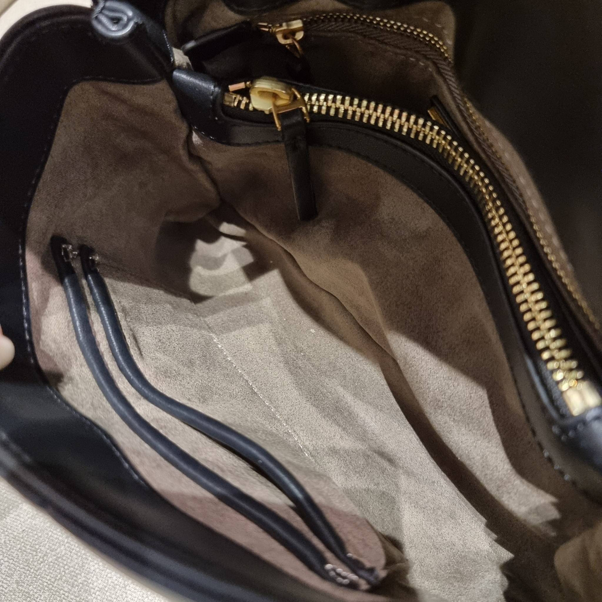 TORY BURCH KIRA QUILTED SMALL SATCHEL มาแล้วด่วนๆ!! กับคอลที่ปังไม่ไหว พร้อมเสิร์ฟสีคลาสสิค กระเป๋าถือ/สะพาย ทรงสวย สะพายคล่องตัว หนังแท้ ดีไซน์บุนวม เส้นคมสวยหรู วัสดุหนังแกะ สัมผัสดีงาม นิ่มมือ เปิด-ปิดด้วยอะไหล่บิดล็อค ภายในเป็นช่องโล่ง มีช่องซิป ใส่ขอ