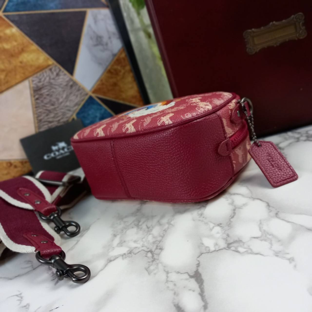 COACH Camera Bag 26, rainbow-red pattern COACH Camera Bag 16 With Horse And Carriage Print and Heart OXBLOOD (F79369 F88264) 🍁น่าใช้มากมาย รุ่นนี้มาพร้อมสายสปอร์ตใหญ่ ถอดเก็บได้ ปรับระดับได้ หนาแน่น ทนทาน จุของได้เยอะพอสมควร //วัสดุแคนวาส
