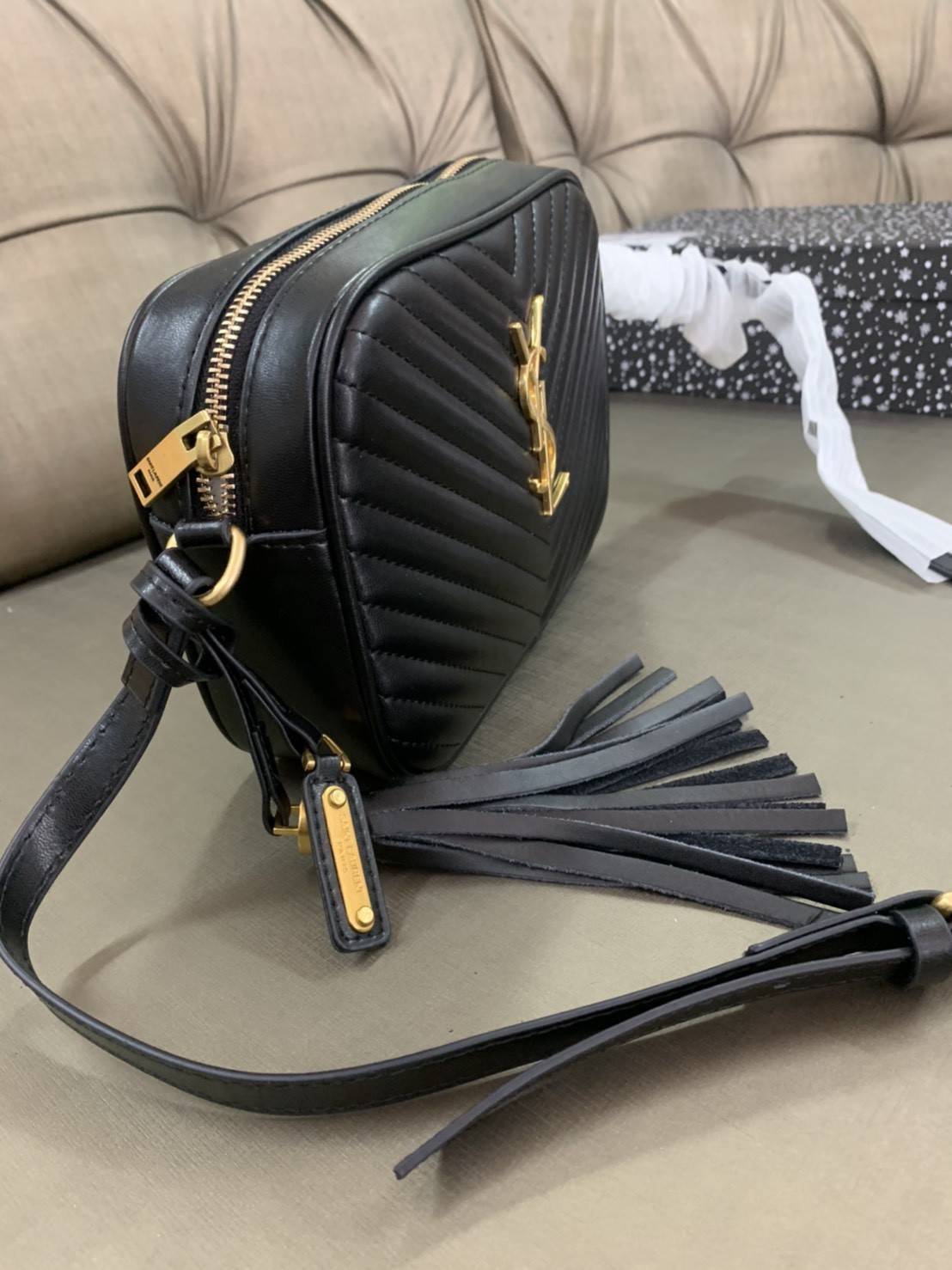 Anatomy of YSL Camera Bag G VIP GIFT WITH PURCHASE (GWP) พรีเมี่ยมกิ๊ฟ Limited Edition จาก Saint Laurent กระเป๋าสะพายแบรนด์ดังสุดฮิต รุ่น Camera Bag เป็นอีกหนึ่ง Item ยอดนิยมสำหรับสาวๆ ที่รักความคล่องแคล่ว มีจุดเด่นทั้งในเรื่องการออกแบบกระเป๋า ที่สามารถนำ