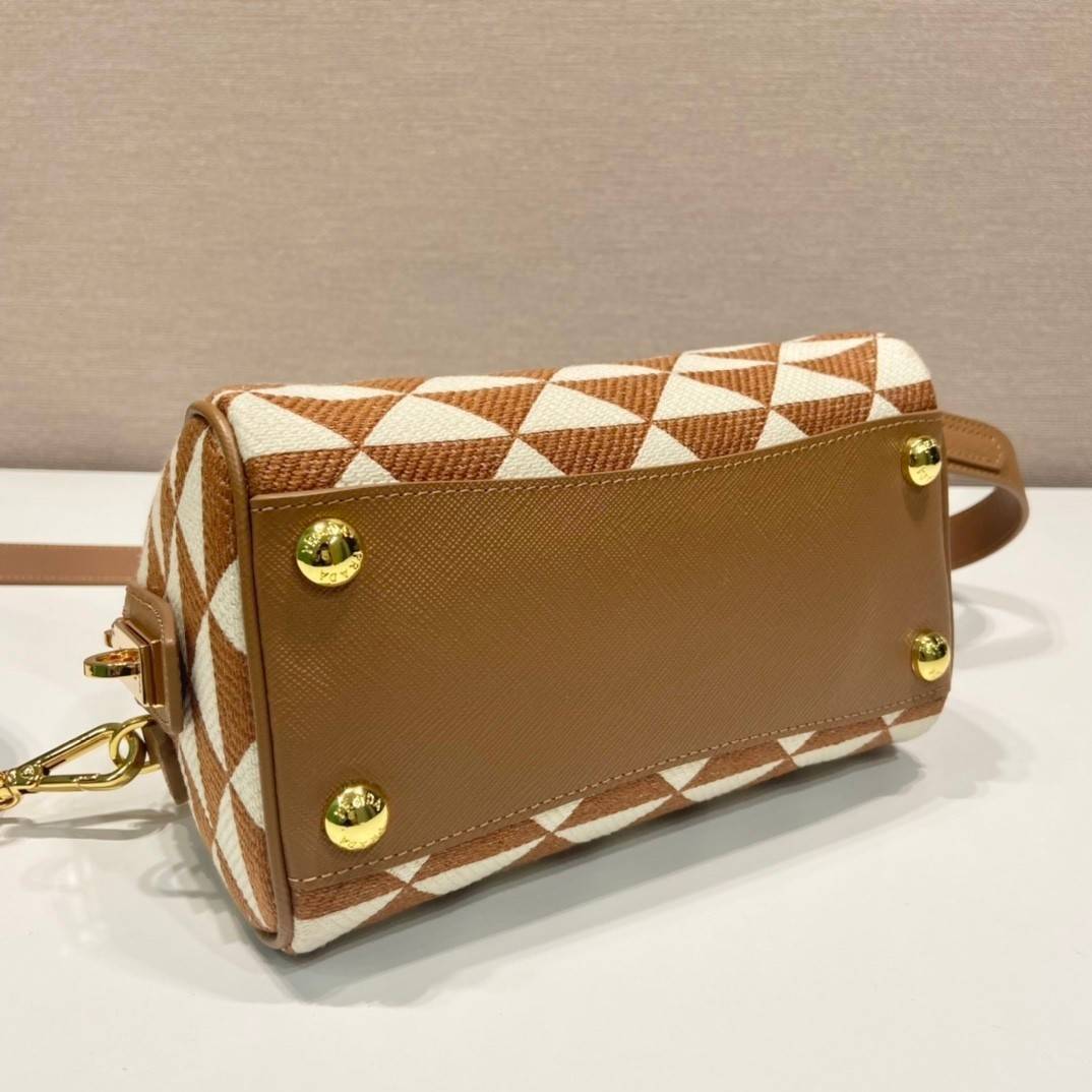 PRADA Symbole embroidered fabric top-handle bag พร้อมส่งรุ่นใหม่ มาแรง กับทรงหมอนอยู่ทรงสวย สาวๆห้ามพลาดเลยค่ะใบนี้ วัสดุทำจากผ้าแคนวาส