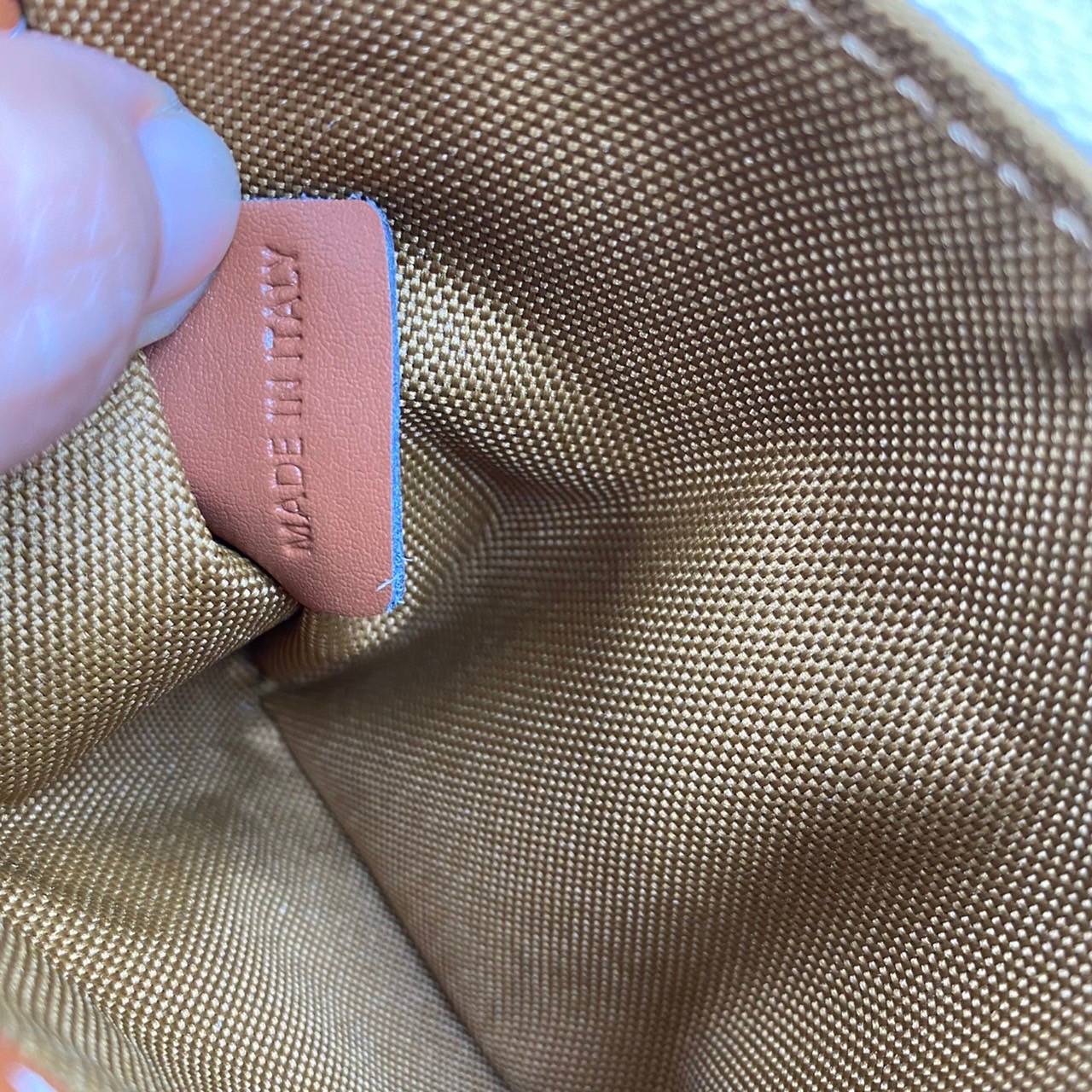 VIP GIFT 】หนังแท้ CELINE AVA BAG IN TRIOMPHE CANVAS AND CALFSKIN :RED กระเป๋าดีไซน์สวยหรูฮิตสุดในเกาหลี! หนังสวยอยู่ทรง เปิดปิดด้วยซิปแบรนด์สีทอง ภายในโล่งกว้างและจุสามารถใส่มือถือ กระเป๋าสตางค์ ของใช้ได้เยอะ สายสะพายหนังปรับได้อะไหล่ทองหรูมีโลโก้แบรนด์ ไ