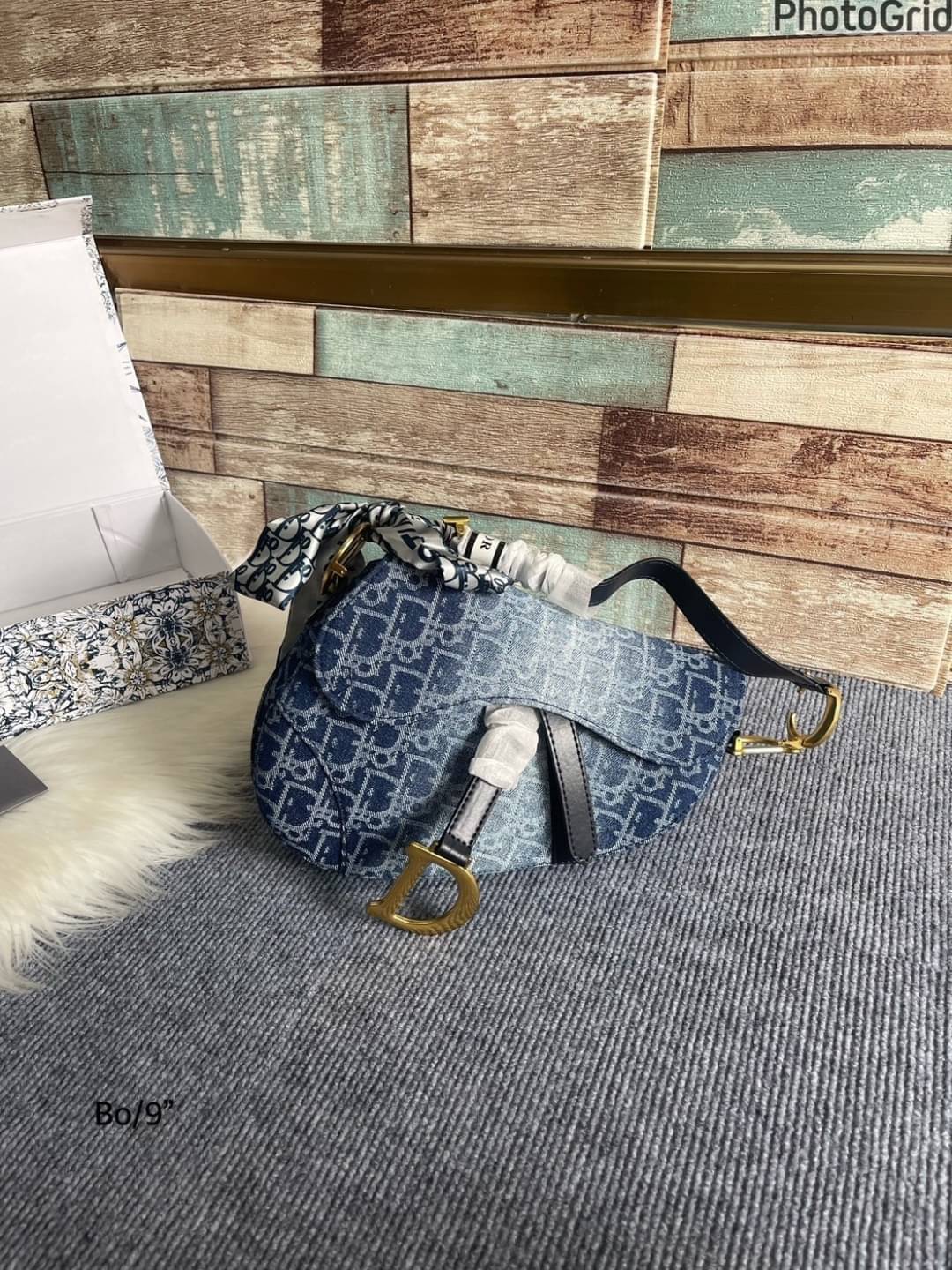 DIOR Saddle Bag Blue Denim Oblique กระเป๋าถือทรงอานม้า เอกลักษณ์ของแบรนด์หรูหรา รุ่นเดนิมฟอกอะไหล่ทองสวยงาม