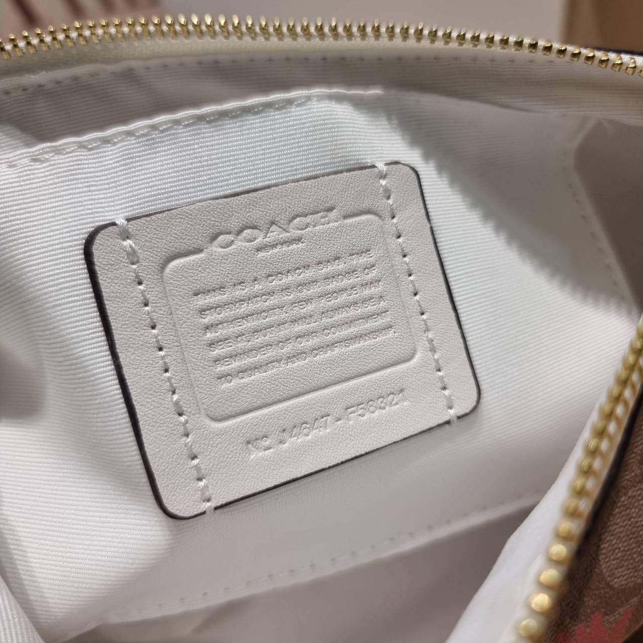 COACH F58321 TOP HANDLE POUCH คอลเลคชั่นสุดฮิต กับดีไซน์ใหม่ น่ารักน่าใช้ทุกแบบ กระเป๋าพอชทรงใช้งานง่าย สะดวก กะทัดรัด วัสดุหนังแคนวาสเคลือบคุณภาพ มาพร้อมสายคล้องในตัว และสายสะพาย crossbody ปรับเปลี่ยนได้ตามสไตล์ อีกหนึ่งไอเท็มที่สาวๆต้องมี ในราคาสุดคุ้ม 