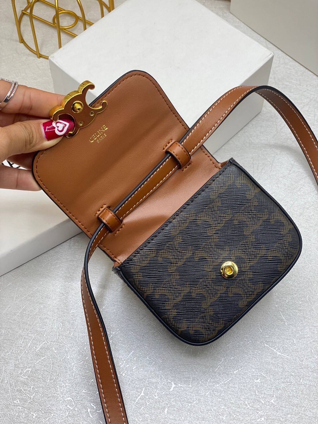 CELINE MINI TRIOMPHE IN TRIOMPHE Shiny calfskin เกรดออริจินอล กระเป๋ามินิทรงชิค ดีไซน์รูปกล่องสุดแสนมินิมอล สามารถสะพายแบบ Crossbody และยังเป็น Belt Bagได้อีกด้วย วัสดุแคนวาสลาย Triomphe แบบไม่มีตกยุค