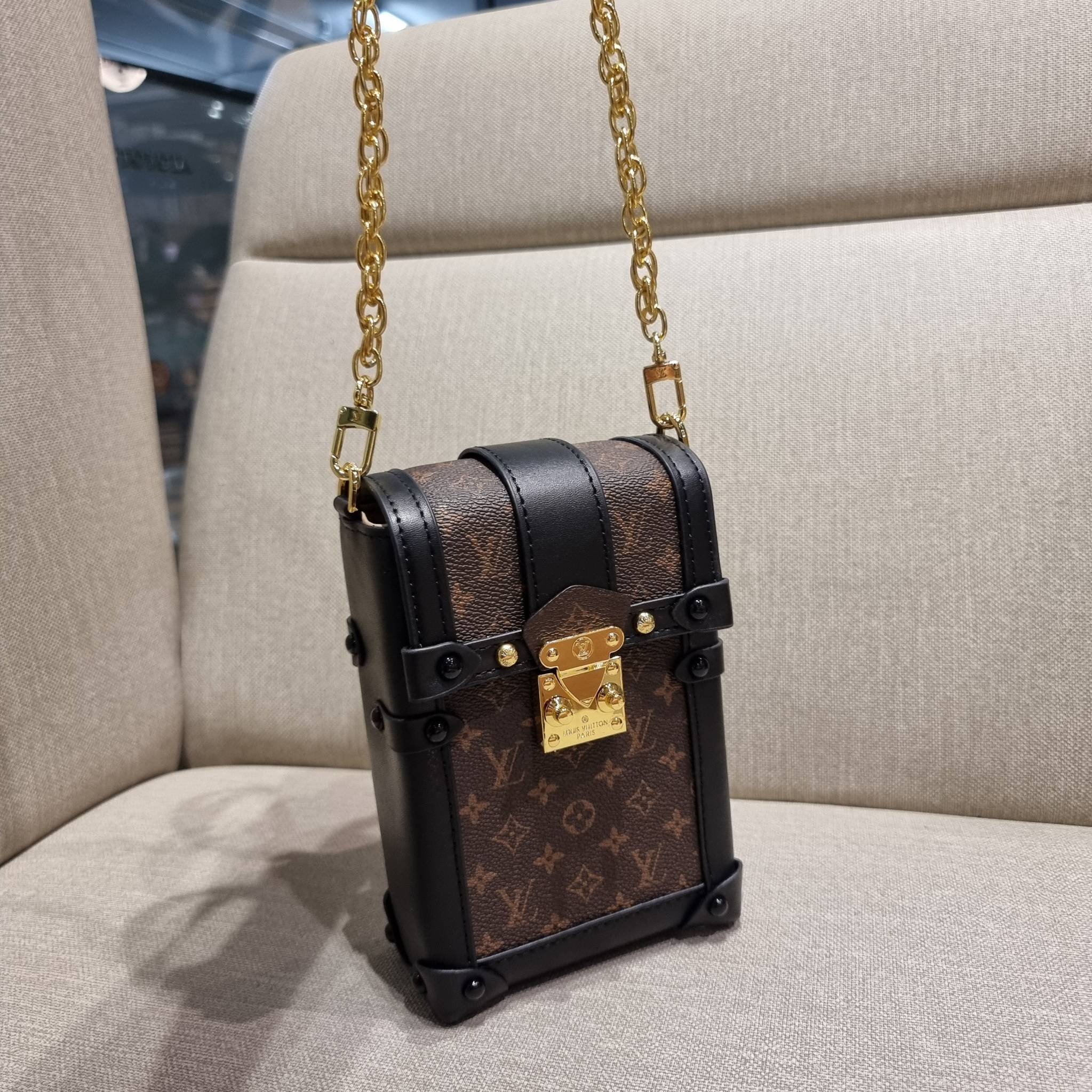 VIP 🥂 LV VERTICAL TRUNK POCHETTE ฮิตไอเท็มที่ใครๆก็อยากครอบครอง กระเป๋าทรงทรังค์ ยูนิเซ็กส์ที่ใช้ได้ทั้งชายและหญิง ด้วยดีไซน์คลาสสิคแฝงดีเทลความเป็นผู้ดี ทำให้ใบนี้ดูโดดเด่นและเป็นเอกลักษณ์ วัสดุหนังแคนวาสสลับหนังแท้ เปิด-ปิดด้วยอะไหล่แบบกดล็อค แน