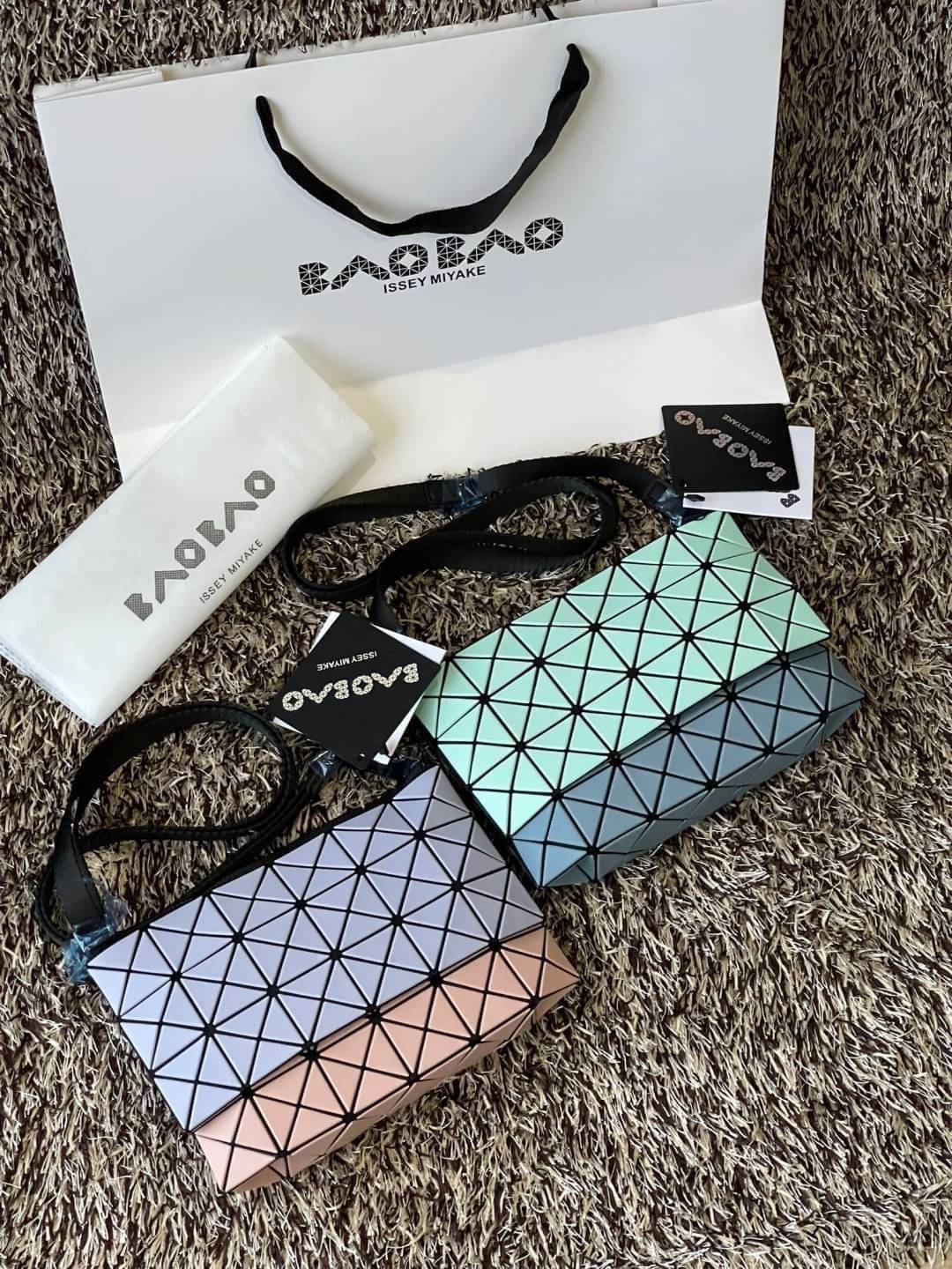 Baobao Issey Miyake Prism Kangaroo crossbody bag กระเป๋าสะพาย Crossbody รูปทรงสี่เหลี่ยมผืนผ้า ไซส์กำลังพอดี เห็นแบบนี้บอกเลยว่าใส่ของสำคัญได้แบบครบถ้วน ไม่ว่าจะเป็นโทรศัพท์ กระเป๋าตังค์ หรือพาวเวอร์แบงค์ จัดเป็นอีกหนึ่งรุ่นที่น่ารัก สายสะพายปรับได้ตามควา