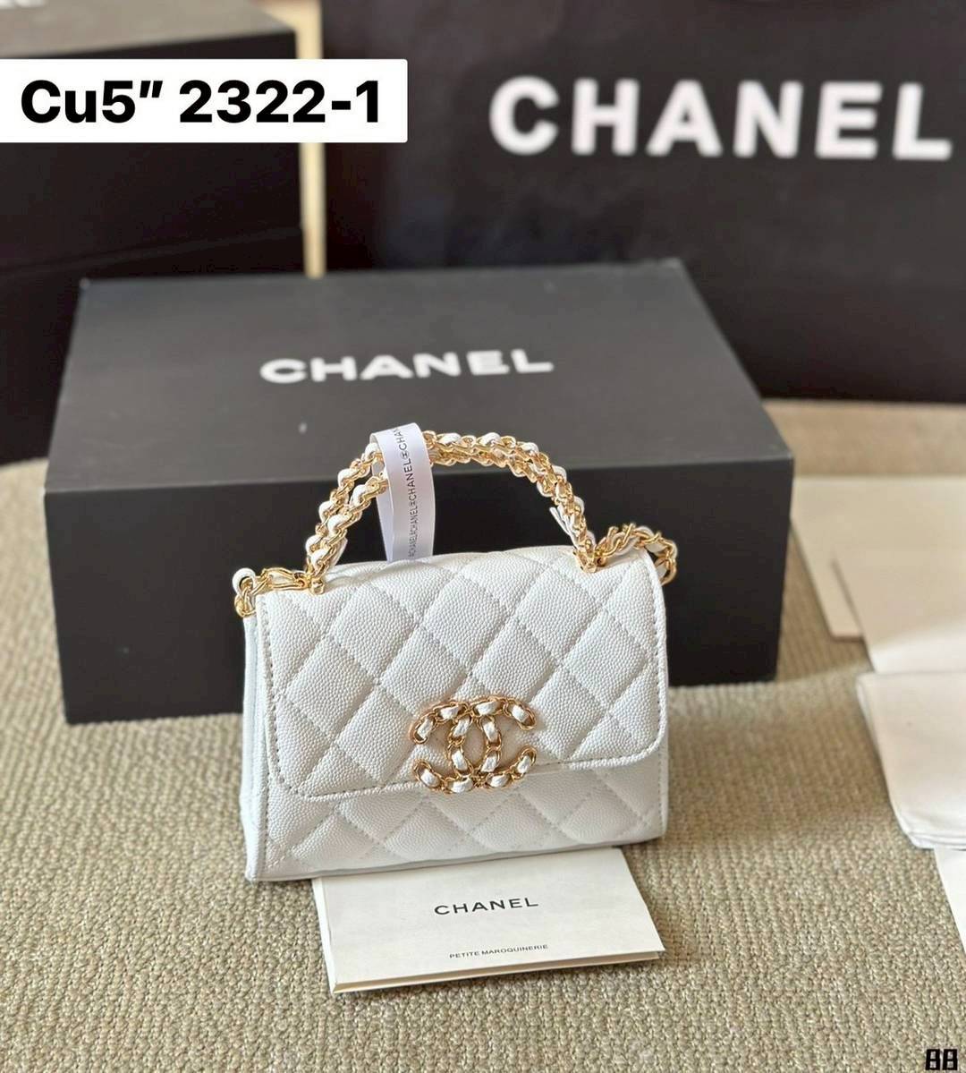 Chanel Caviar Mini Kelly Bag กระเป๋าถือทรงสวยไซส์มินิน่ารัก พร้อมหูจับและโลโก้หน้าร้อยโซ่สีทองสวยโดดเด่น ดีไซน์เรียบ หรูหรา สะพายแล้วขับผิวมากๆ