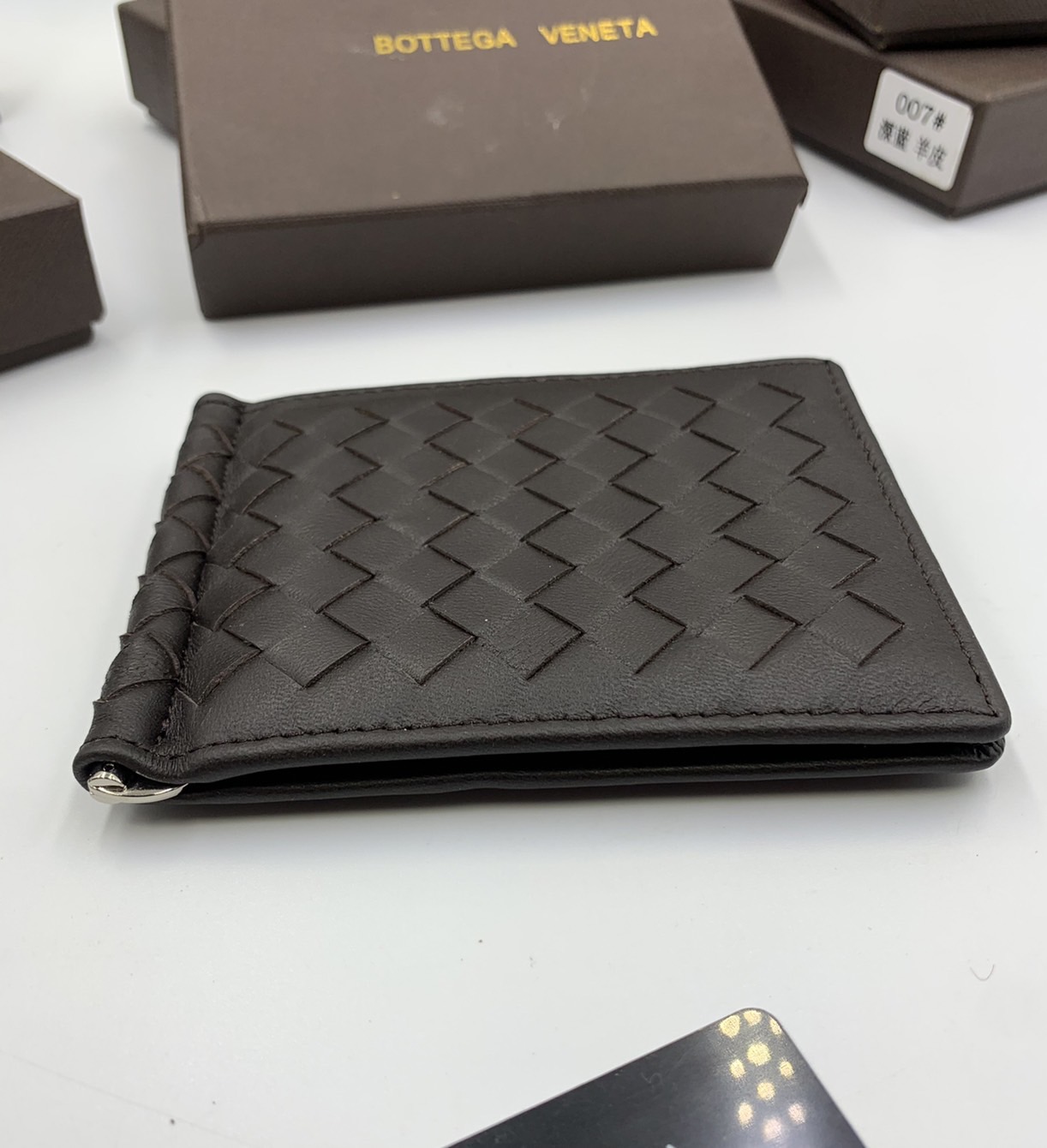 หนังแท้ BOTTEGA VENETA MONEY CLIP WALLET / BV Wallet / BV Men's Wallet พร้อมส่งที่ไทย กระเป๋าสตางค์ใบสั้น รุ่นคลาสสิกพร้อมคลิบโลหะ ที่หยิบมาใช้งานได้บ่อยที่สุด งานหนังลูกวัวแท้ทั้งใบ ใช้ทนทานได้นาน ใช้ทนทา