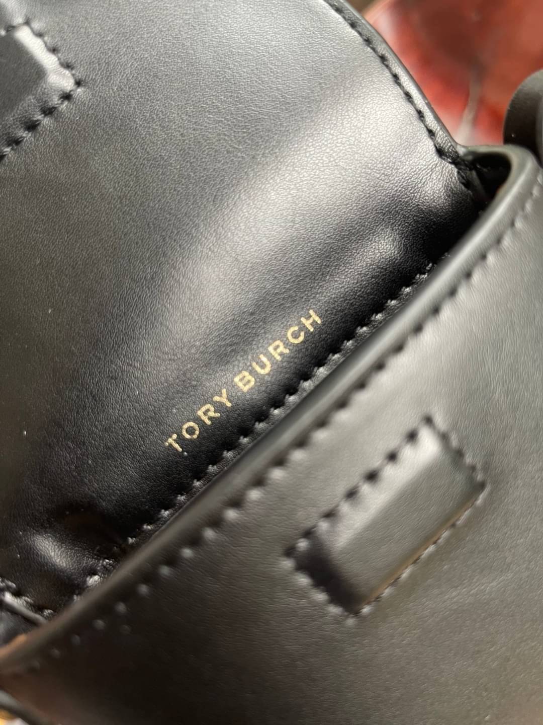 TORY BURCH MILLER METAL PHONE CROSSBODY อีกหนึ่งกระเป๋าใส่มือถือรุ่นฮิตที่เชื่อว่าหลาย ๆ คนต้องเคยเห็นผ่าน ๆ ตามาอย่างแน่นอน กับแบรนด์ Tory Burch ดีไซน์กระเป๋าทรงฝาพับแม่เหล็กใช้งานง่าย มาพร้อมดีเทล Logo แบรนด์โดดเด่นสีทองตัดกับหนังแกะสีดำ ดูหรูดูแพง! แต่