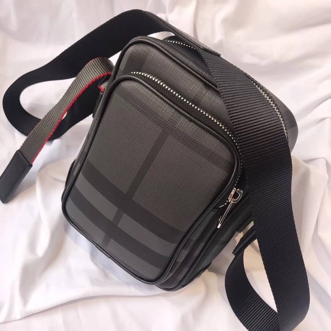 พรีเมี่ยมกิ๊ฟแท้ 100% 】BURBERRY Iconic British Luxury Brand shoulder bag in vintage VIP GIFT WITH PURCHASE (GWP) วัสดุหนังแท้ กระเป๋าสะพายผู้ชายสีดำสุดคลาสสิค