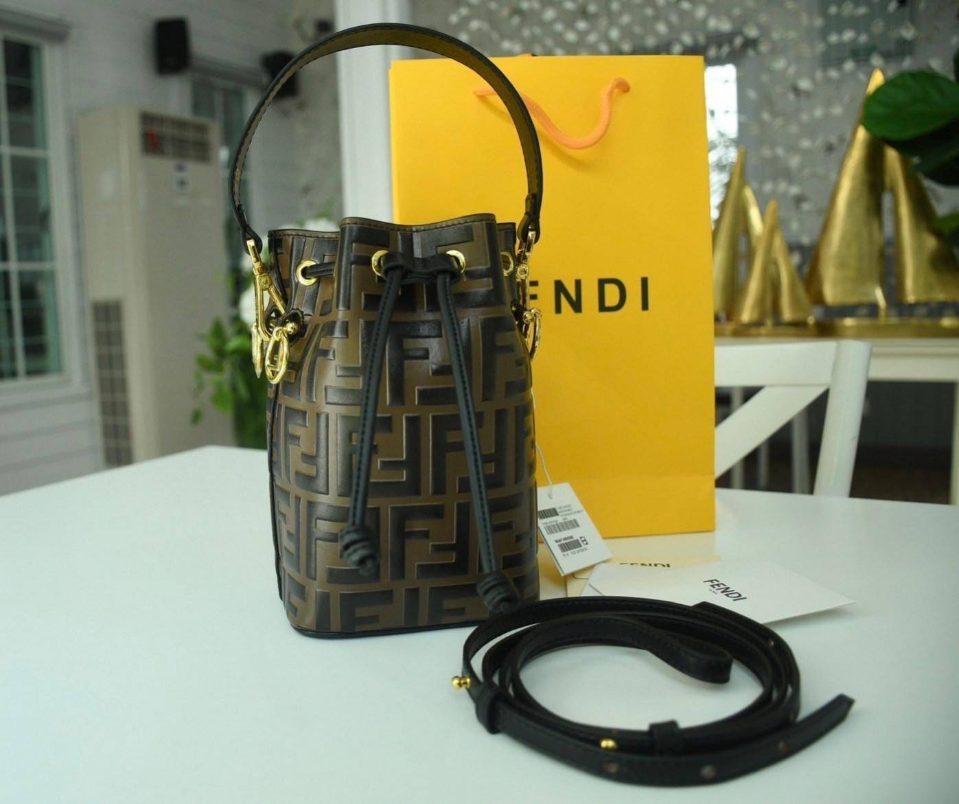 Fendi MonTresor mini Bucket Bag กระเป๋าถือหรือสะพายข้าง วัสดุหนังแท้หนังแข็ง ทรงขนมจีบ ลายแบรนด์ อะไหล่ทองหรูหรา จุของได้เยอะ น้ำหนักเบา ตั้งอยู่ทรง ด้านในโล่ง มี2สาย สายสั้น+ยาว ถอดสายได้ Crossbody ได้ สายยาวปรับระดับได้ คุ้มสุดๆ ใบนี้ไม่ควรพลาดค่ะ ดาราเ