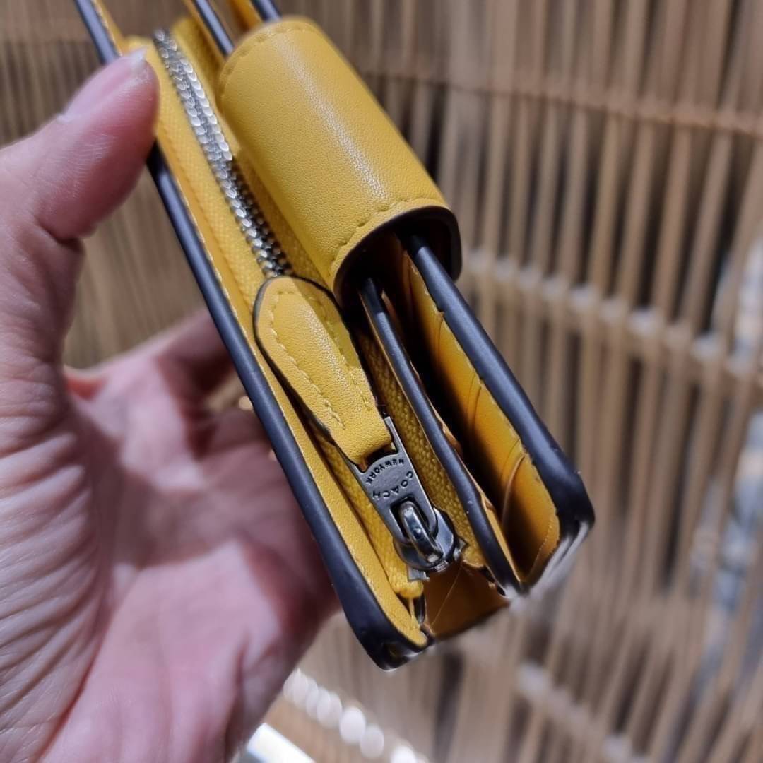 COACH C0082 MEDIUM CORNER ZIP WALLET IN SIGNATURE CANVAS ฉุดยังไงก็ไม่อยู่กับความปังของรุ่นนี้ ดีไซน์ใหม่สวยซ่อนหรู กระเป๋าสตางค์ใบกลาง 👛 เป็นไอเท็มสุดฮิต ที่ไม่ควรพลาด พกพาสะดวก ขนาดกำลังเหมาะมือ วัสดุหนังแคนวาสเคลือบลาย ภายในมีช่องใส่บัตร ใส่ธนบ