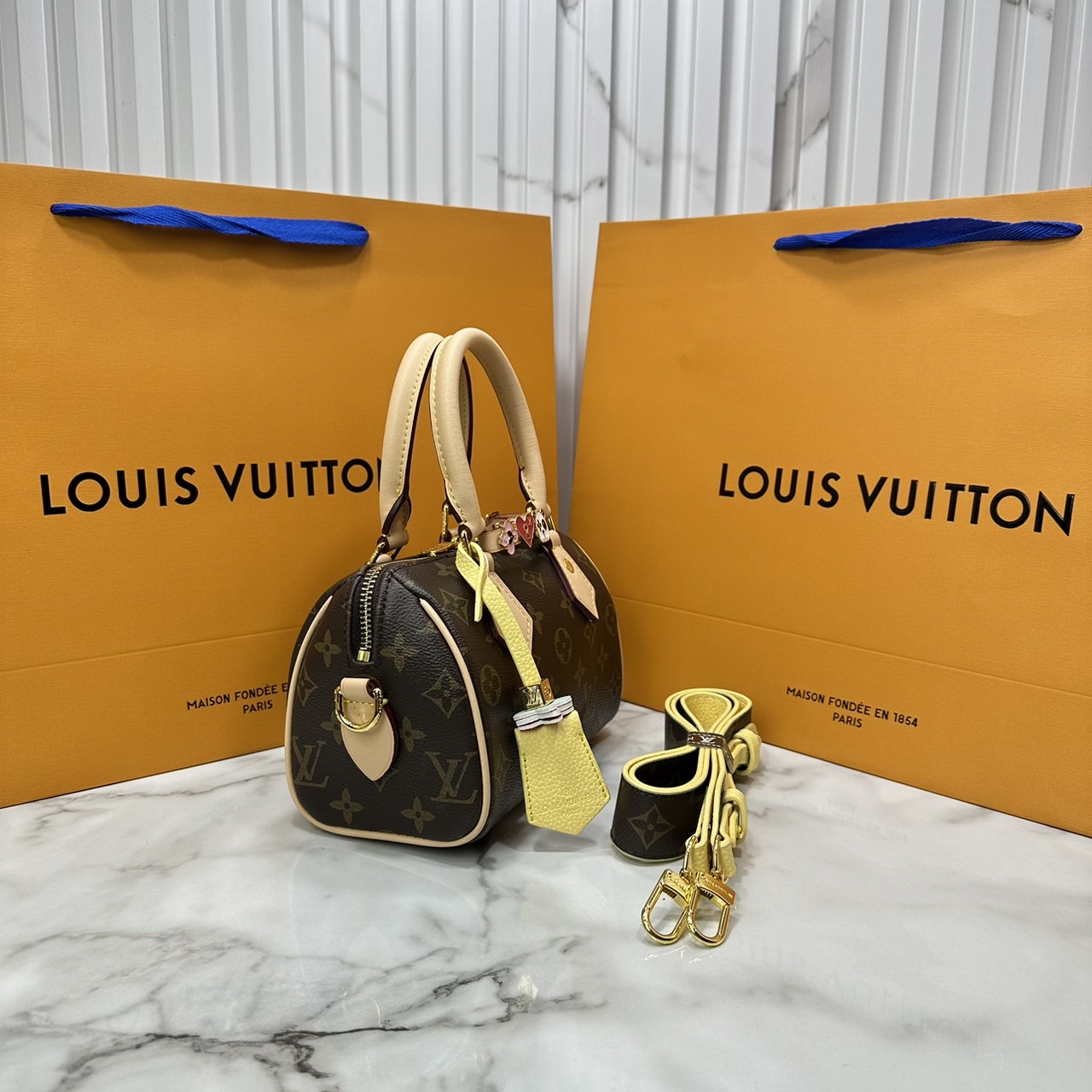 LV Speedy Bandoulière 7" Bicolor Monogram Bag / LV Keepall Bag น้องกระเป๋าทรงหมอนไซส์มินิน่ารัก ดีไซน์น่าใช้มากๆ โทนสีใหม่สวยคลาสสิค รูปทรงโดดเด่น ภายในเป็นช่องกว้าง มาพร้อมสายสะพาย ใบจริงสวยเกินเบอร์!! ไม่ผิดหวังจ้า