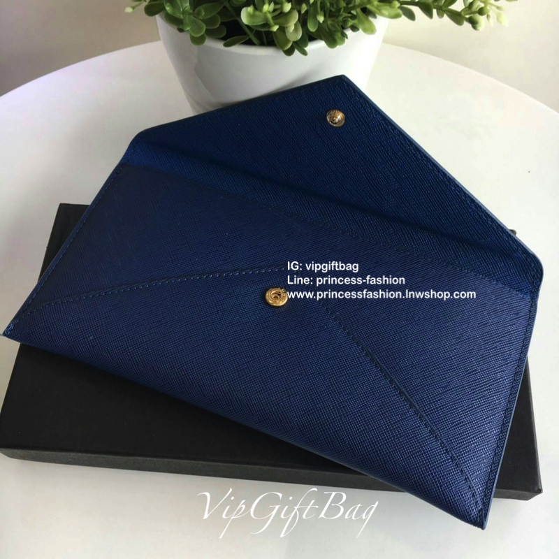 พร้อมส่งครบสีค่าาา กระเป๋าสตางค์ยาว *ทรงหรู จากงานพรีเมี่ยมกิ้ฟ จากเคาเตอร์ต่างประเทศ จากแบรนด์ PRADA ลายหนัง saffiano ของแท้ 100% เปิดปิดฝาพับ มีช่องใส่บัตร 6 ช่อง ด้านในมีช่องใหญ่2ช่อง ใส่ได้ถึงแบงค์พัน หรือจะใส่มือถือได้ถึง Iphone+ และช่องซิปใส่ของจุกจ