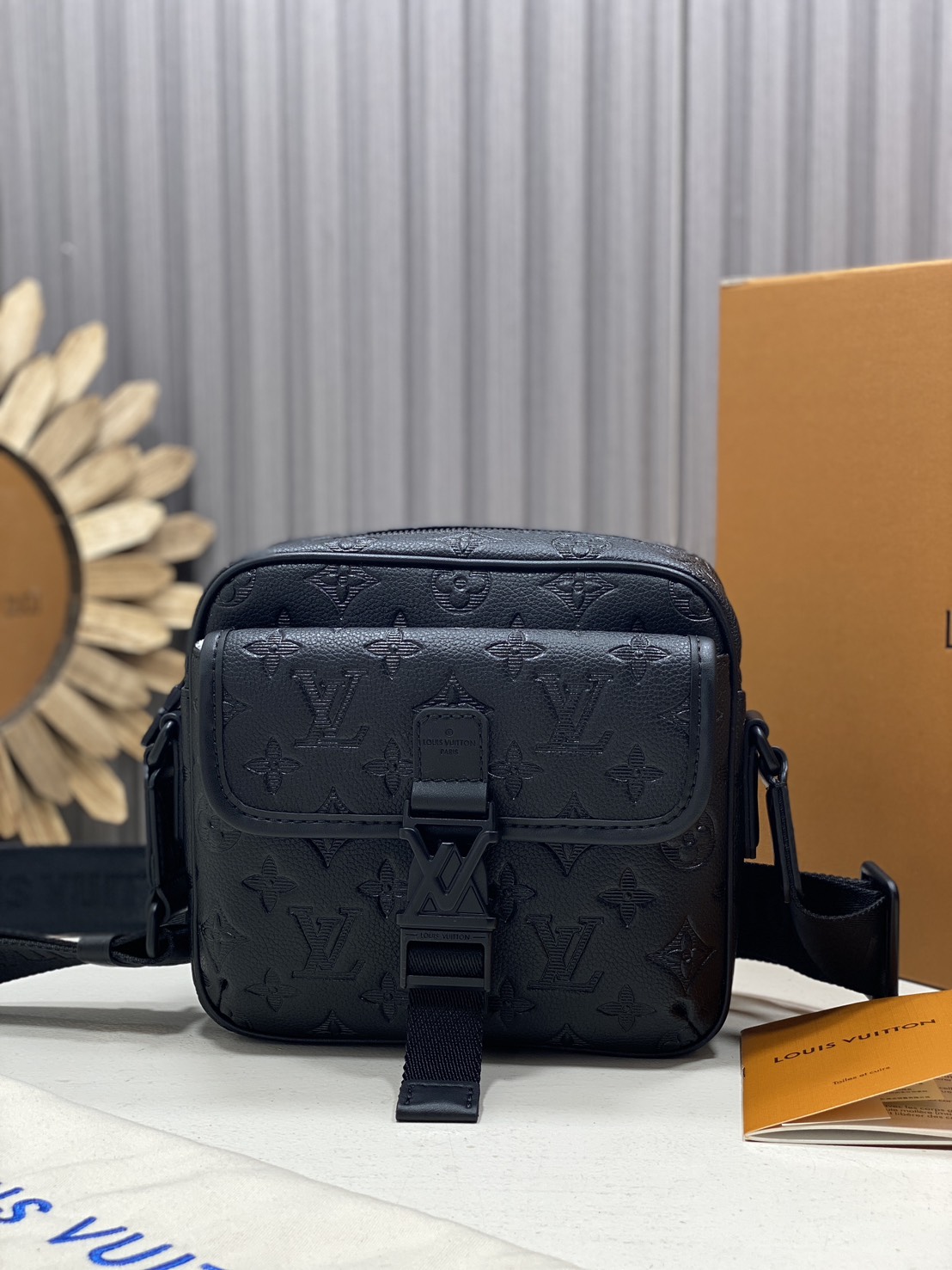 TOP ORI หนังแท้ | LV Getaway Messenger Bag กระเป๋าสะพายทรงแมสเซนเจอร์ ขนาดกะทัดรัดเพรียวบางตอบโจทย์การใช้งานเป็นได้ทั้งกระเป๋าเพาช์และกระเป๋าแมสเซนเจอร์ งานหนัง Monogram Shadow ผสานการประทับลาย Monogram อย่างกลมกลืน