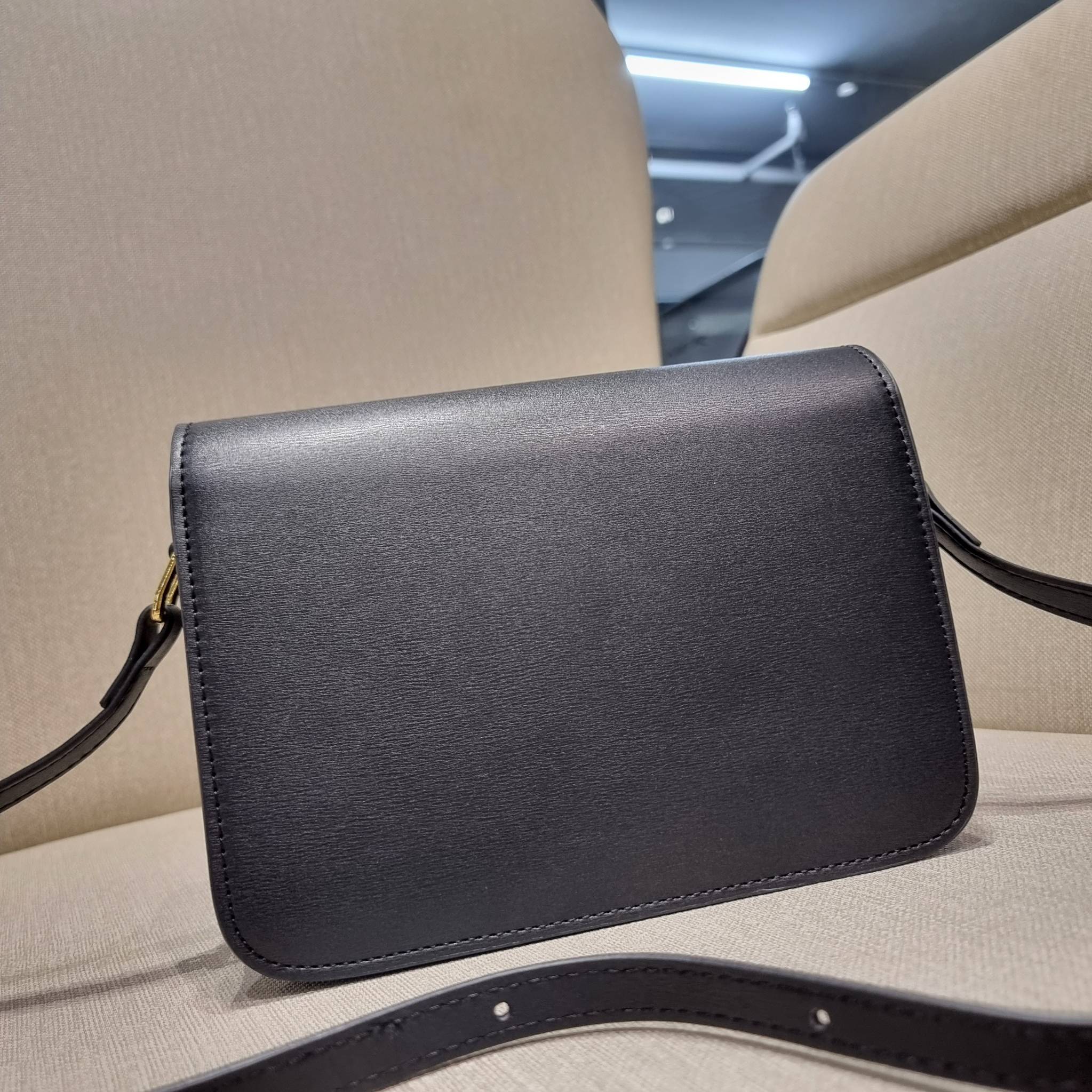 VIP 🥂 CELINE CLASSIQUE TRIOMPHE BAG IN SHINY CALFSKIN ไอเท็มสุดคลาสสิค ที่ขาดไม่ได้ กระเป๋าสะพายทรงสวยคลาสสิค แฝงความผู้ดี ที่ใช้ได้ทั้งชายหญิง วัสดุหนังแท้ เปิด-ปิดด้วยตัวกดล็อค สะดวกใช้มาก ภายในเป็นช่องโล่ง เก็บของได้เป็นสัดส่วน และยังมีช่องซิปใ