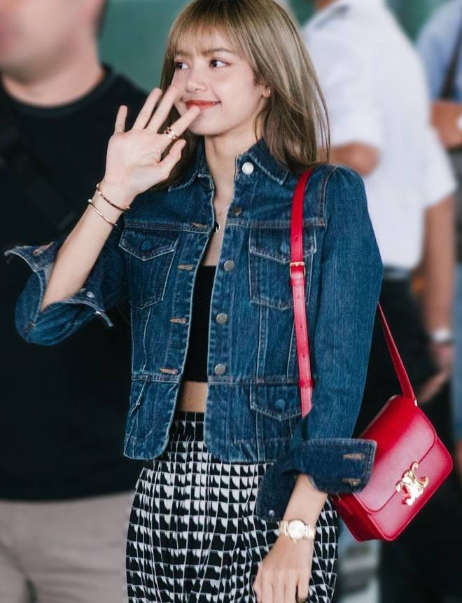 CELINE Medium Triomphe Bag In Shiny Calfskin Medium Triomphe Bag In Shiny Calfskin GIFT WITH PURCHASE (GWP) พรีเมี่ยมกิ๊ฟ Limited Edition จาก CELINE PERFUME DUTY FREE COUNTER วัสดุหนังแท้ (Calfskin) ซับในเป็นหนังแกะ (Lambskin) รูปทรงสี่เหลี่ยมผืนผ้า ขนาดก