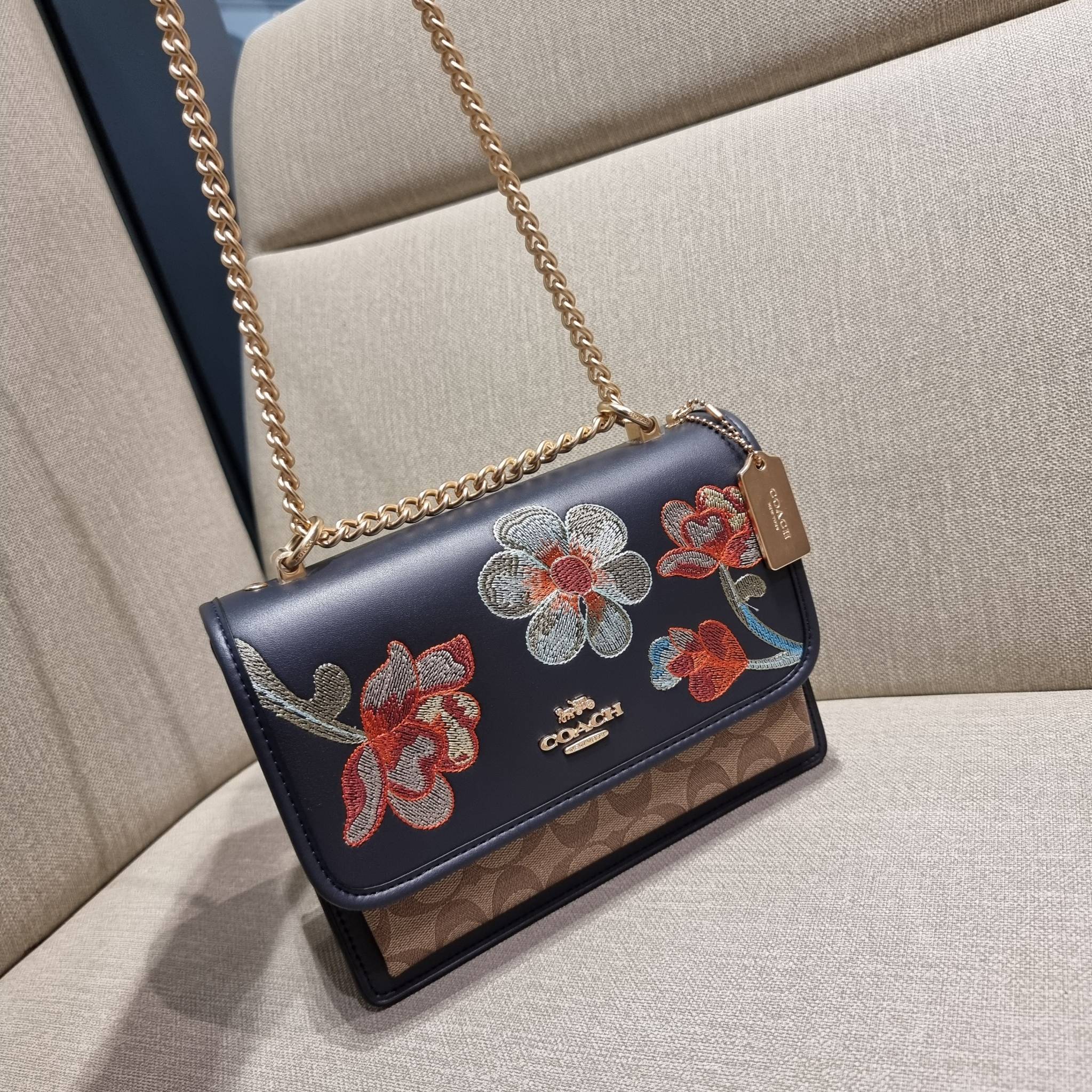 COACH C9230 KLARE CROSSBODY IN SIGNATURE CANVAS WITH FLORAL EMBROIDERY น้องใหม่คอลล่าสุด กับกระเป๋าสะพายข้าง โทนสีละมุนลูกคุณหนู ดีไซน์ปักดอกไม้เพิ่มลูกเล่น ให้ดูแพง วัสดุผนังแคนวาสสลับหนังแท้ สายสะพายโซ่สลับหนัง สะพายยังไงก็ขับผิว เปิด-ปิดด้วยกระดุมแม่เห