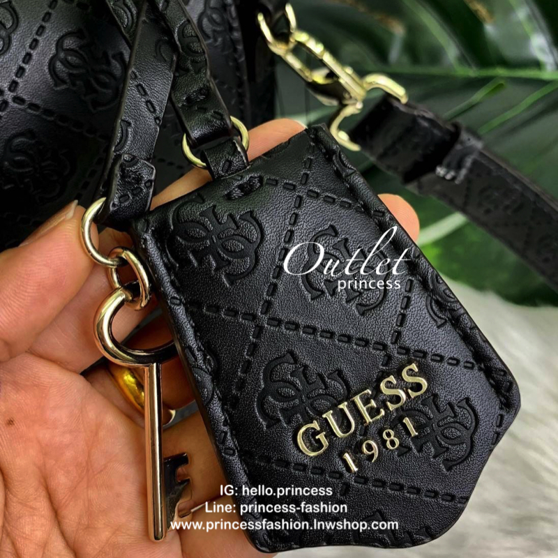 GUESS WOMENS LADIES COAST TO COAST BAG กระเป๋าถือ//สะพายข้าง ทรงสวย หรู วัสดุหนังปั้มลายแบรนด์ทั้งใบ หนังนิ่ม น้ำหนักเบาค่ะ ด้านหน้าห้อยพวงอะไหล่แบรนด์เพิ่มมาให้ เปิดปิดกระเป๋าแบบกระดุมแม่เหล็ก ภายในกว้างมากทีเดียว ใส่กระเป๋าสตางค์ใบยาว; ipad mini ได้ ของ