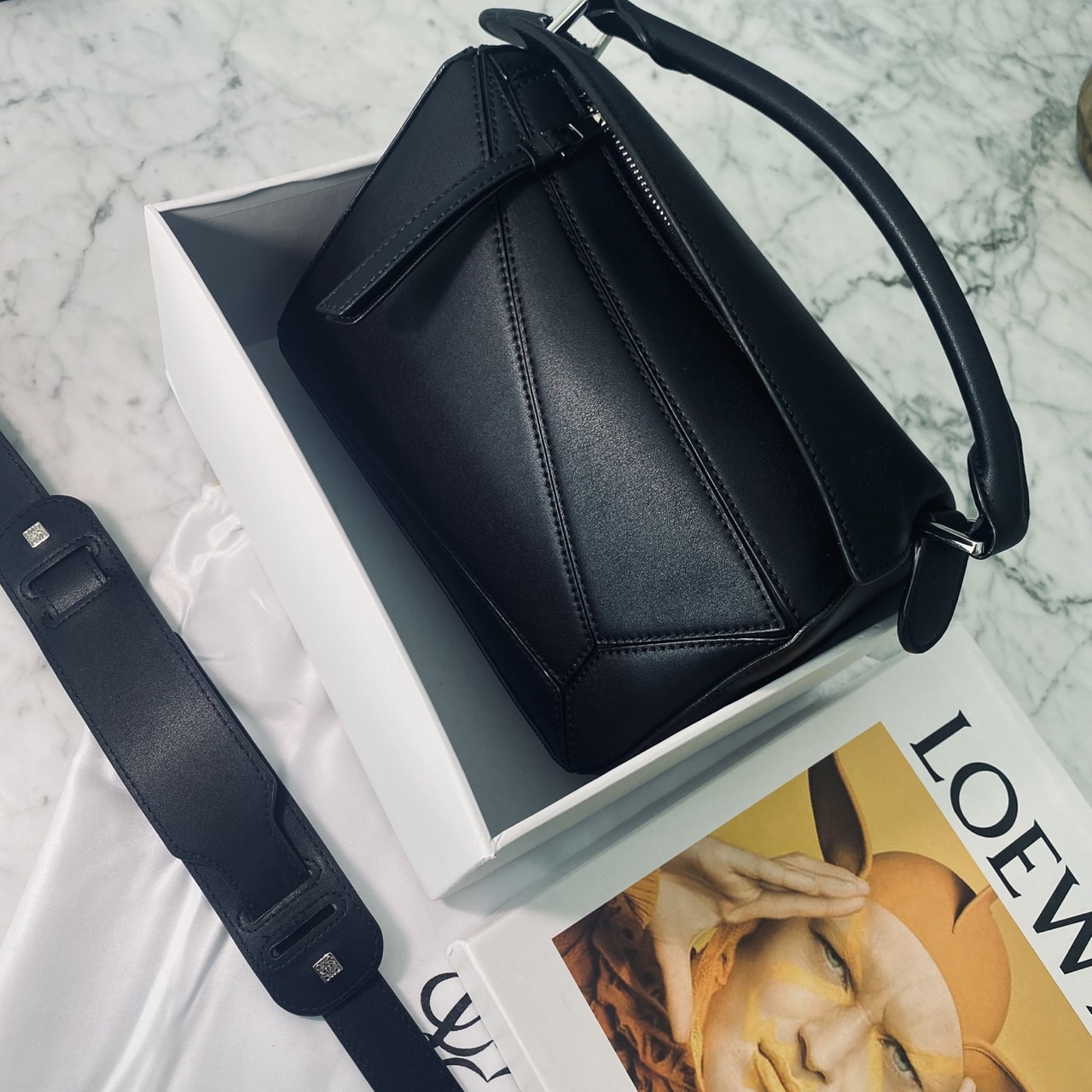 LOEWE Puzzle bag in smooth leather กระเป๋าสะพายทรงกล่องเรียบแต่หรูคูลและเท่ห์ สุดยอดแบรนด์ที่ดีไซน์เป็นเอกลักษณ์ โดดเด่น สไตล์พัซเซิล ใช้ได้ทั้งชายหญิง