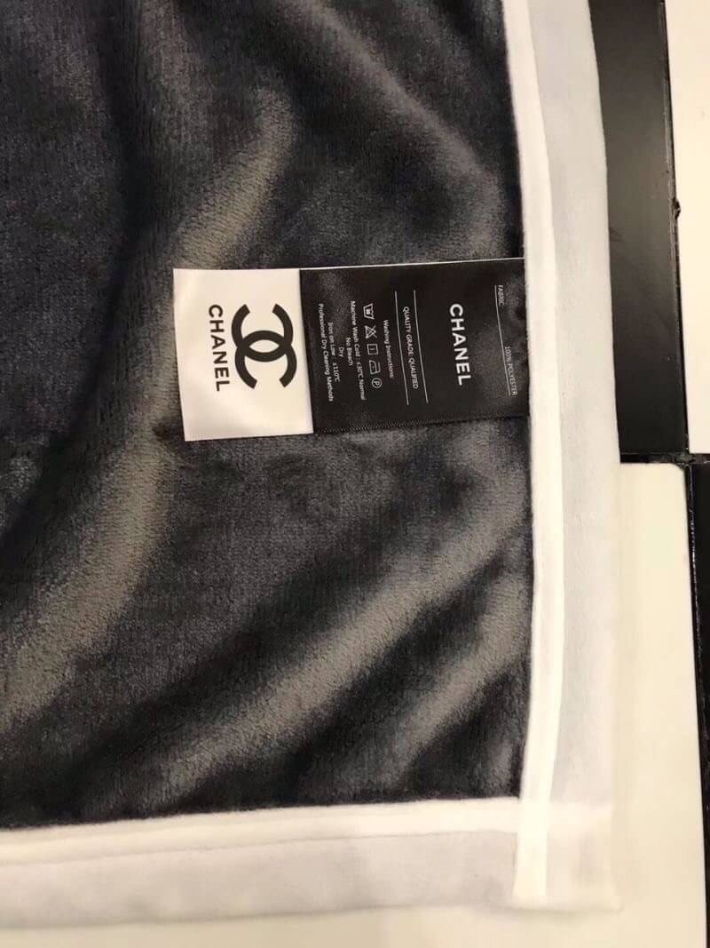 VIP GIFT 】Best Gift! Chanel Blanket พร้อมส่งไอเท็มแนะนำ ผ้าห่มนุ่มนิ่ม ขนปุยๆๆ สบายผิวมาก เนื้อผ้านิ่มฟูนุ่มใช้ได้ทุกโอกาส ขนาดกำลังดี พกพาสะดวก สามารถพกไว้ใช้ในรถ ใช้ในออฟฟิศได้ จะซื้อใช้เองหรือมอบเป็นของขวัญก็ดูดีพร้อมส่งที่ไทย ราคาสุดคุ้มไม่ต้องรอพรีฯ