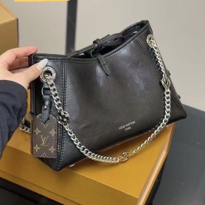 LV CarryAll Vibe BB ใหม่ล่าสุด กระเป๋าสะพายทรงโท้ทไซส์เล็ก สวยหรูดีไซน์เรียบง่ายคลาสสิค ดูผู้ดี รูปทรงสวยตลอดกาล ใช้ได้กับทุกลุค ทุกโอกาส