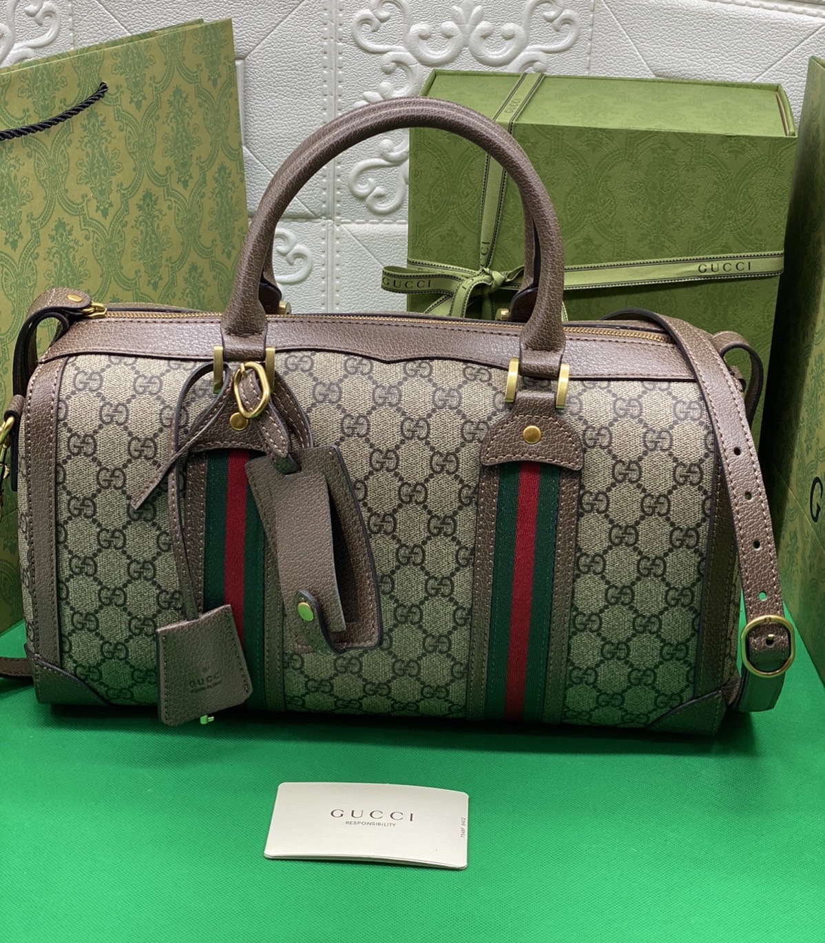 หนังแท้ Gucci keepall Ophidia GG medium carry-on duffle กระเป๋าใบใหญ่จุใจ ใส่สัมภาระขึ้นเครื่องเดินทางได้ ใส่เสื้อผ้า รองเท้า เอกสาร A4 iPad Notebookได้ หูจับแข็งแรง สายสะพายยาวถอดออกได้ สะพายไหล่หรือ Crossbody ก็ดูดี ใช้ได้ทั้งชายหญิง ภาพถ่ายสินค้าจริง ไ