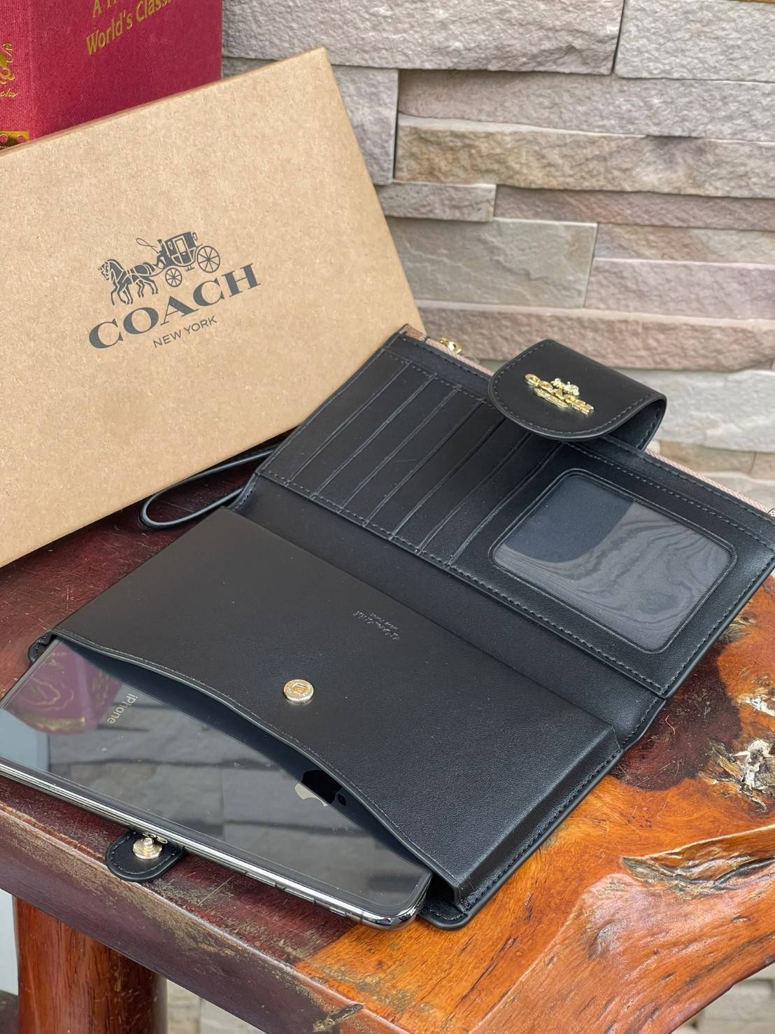 COACH Tech Phone Wallet In Colorblock Signature Canvas (COACH C2874) อีกหนึ่ง collection ของกระเป๋าสตางค์ที่ดีไซน์ทันสมัยให้ใช้งานได้แบบครบครัน เป็นกระเป๋าสตางค์ ที่มีช่องสำหรับใส่โทรศัพท์มือถือ ธนบัตร เหรียญ และบัตรต่าง ๆ ใช้งานแบบ2ด้าน เพิ่มความสะดวกสบา