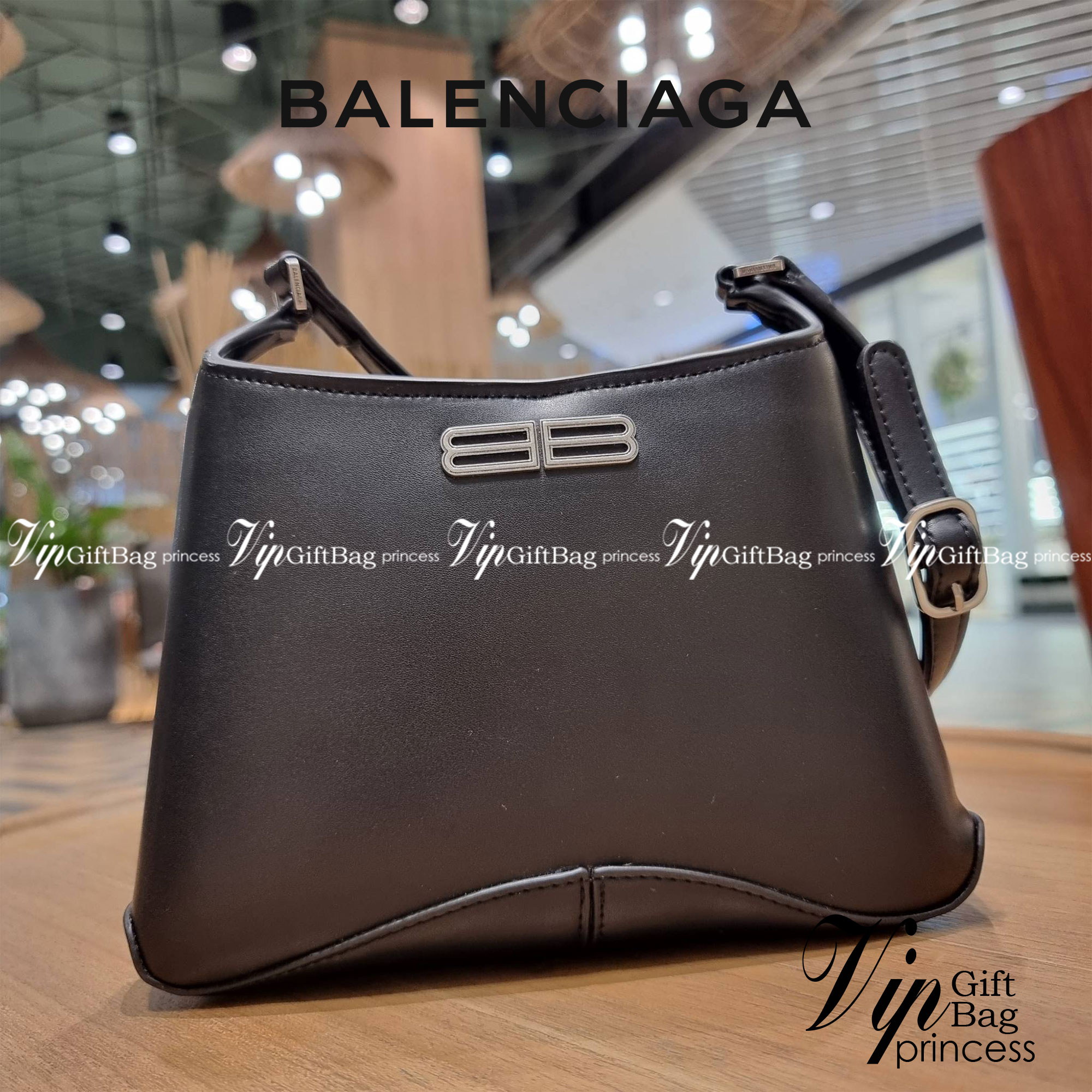 Balenciaga XX small leather shoulder bag กระเป๋าสะพายดีไซน์สวยเลิศ!! ไม่ซ้ำ เอกลักษณ์ที่โดดเด่นด้วยรูปทรง และขนาดที่กำลังเหมาะใช้งาน พร้อมดีไปหมด!! วัสดุสังเคราห์เรียบหรู ปากกระเป๋ามีแถบแม่เหล็กคาดกันของหล่นได้ ภายในกระเป๋าเป็นช่องโล่ง มีช่องซิป และช่องย่