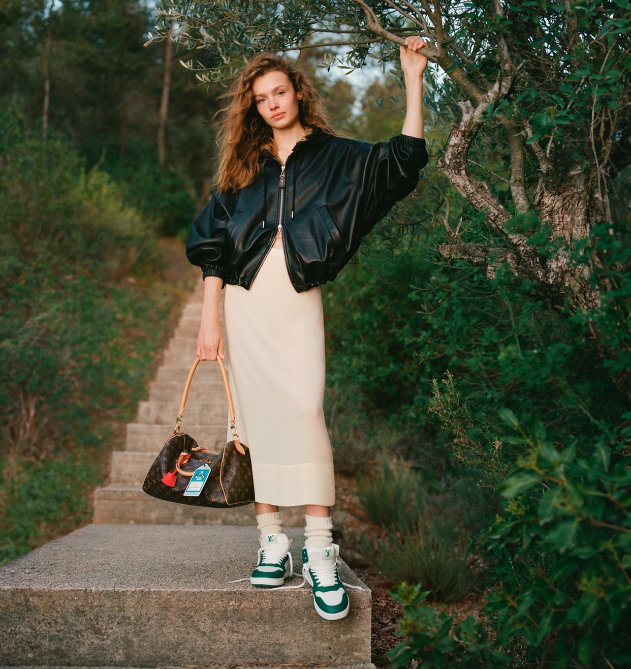 LV speedy soft 30 crafty bag กระเป๋าทรงหมอน รุ่นท็อปฮิต กับดีไซน์ใหม่ต้อนรับฤดูกาลท่องเที่ยว โดดเด่นด้วยการตกแต่งลายพิมพ์ซิกเนเจอร์ และป้ายแท็กหนังสุดเก๋