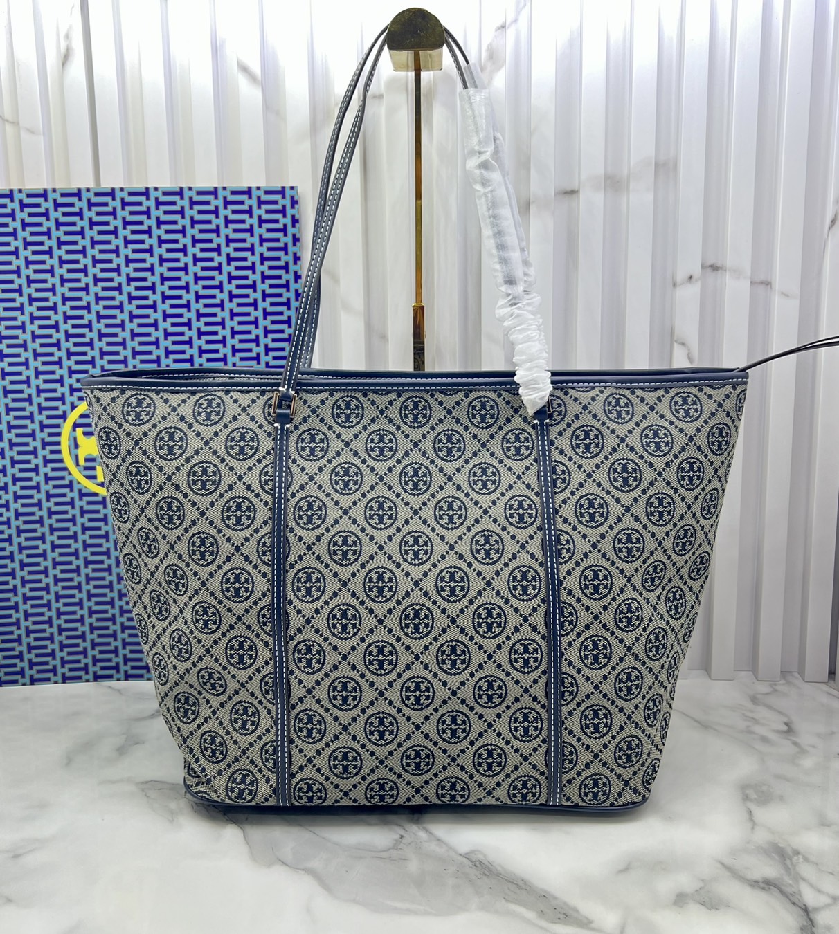 ORI หนังแท้ | Tory Burch T Monogram zip tote bag กระเป๋าทรงโท้ทใบใหญ่ทรงกว้างพร้อมใบเล็กเข้าเซ็ท ดีไซน์สายหนังแต่งคาดหน้า ตัวงานผ้าแจ็คการ์ดตัดขอบหนัง เดอะเบสท์ เซลเลอร์!!