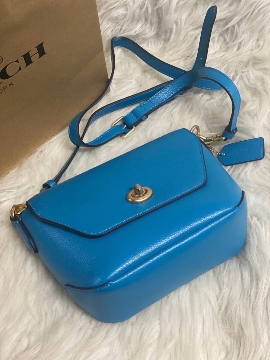 คอลเลคชั่นใหม่ ทั้งสวยทั้งคุณภาพค่ะ😘 COACH KARLEE CROSSBODY BAG 💐พร้อมส่ง ได้ไปไม่ผิดหวังแน่นอนค่ะ! สวยๆแบบคนดังระดับโลกกันค่าา กระเป๋าสะพายแบบครอสบอดี้ร์ หนังแท้นิ่มสวยงามมากๆค่ะ รูปทรงน่ารักกระทัดรัด เปิดปิดกระเป๋าแบบหมุนล็อค ภายในสามารถ